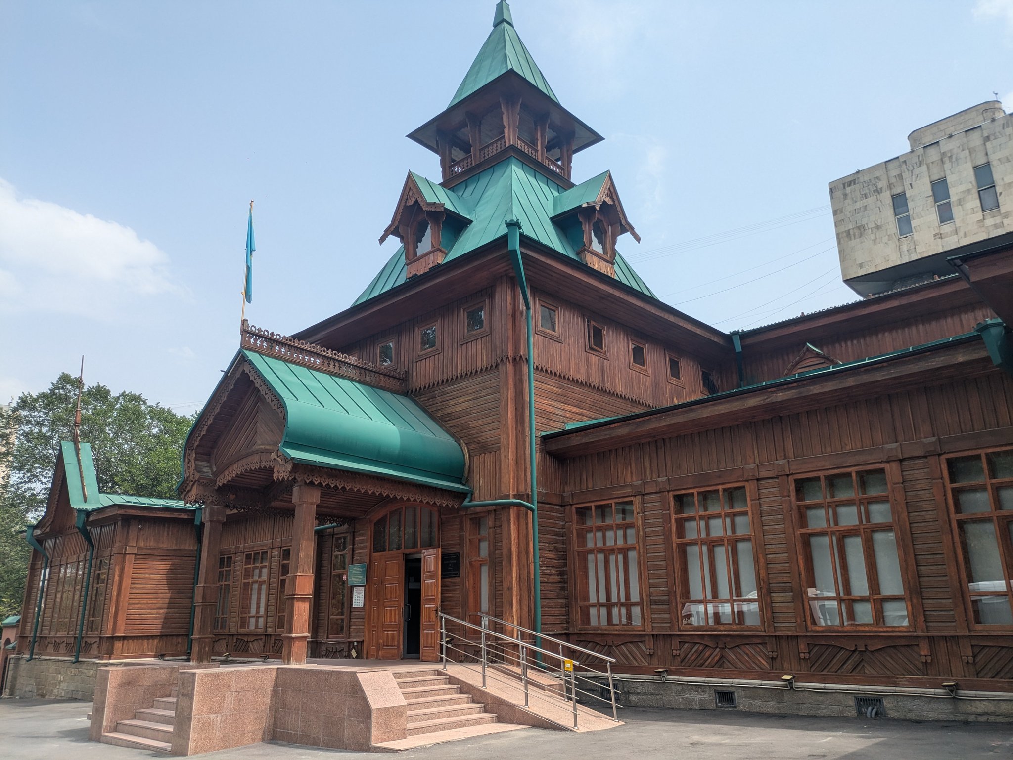 パンフィロフ公園にある木造の国立民族楽器博物館