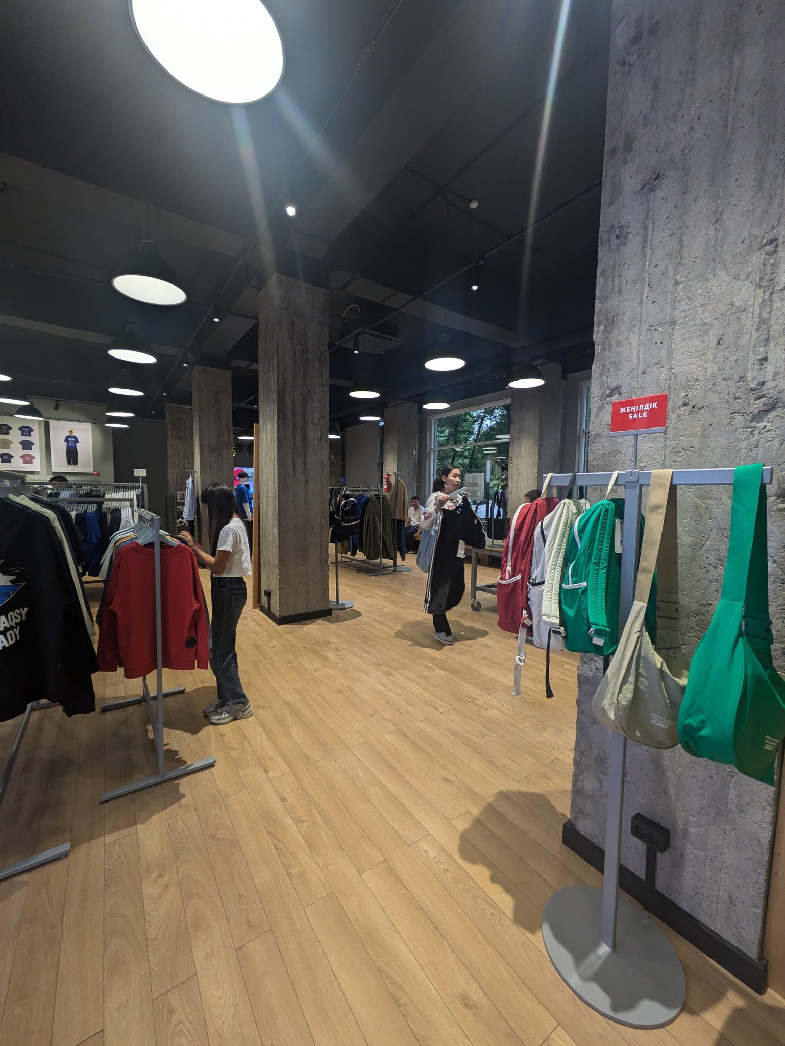 カザフスタン発の洋服屋 Qazaq Republic の店内