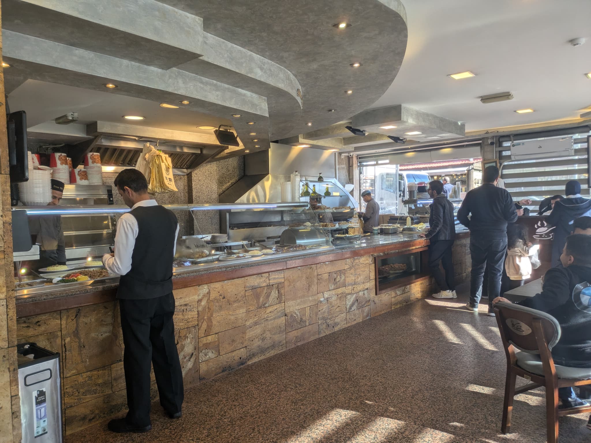 地元のお客さんで賑わう Ghaith Restaurant の店内