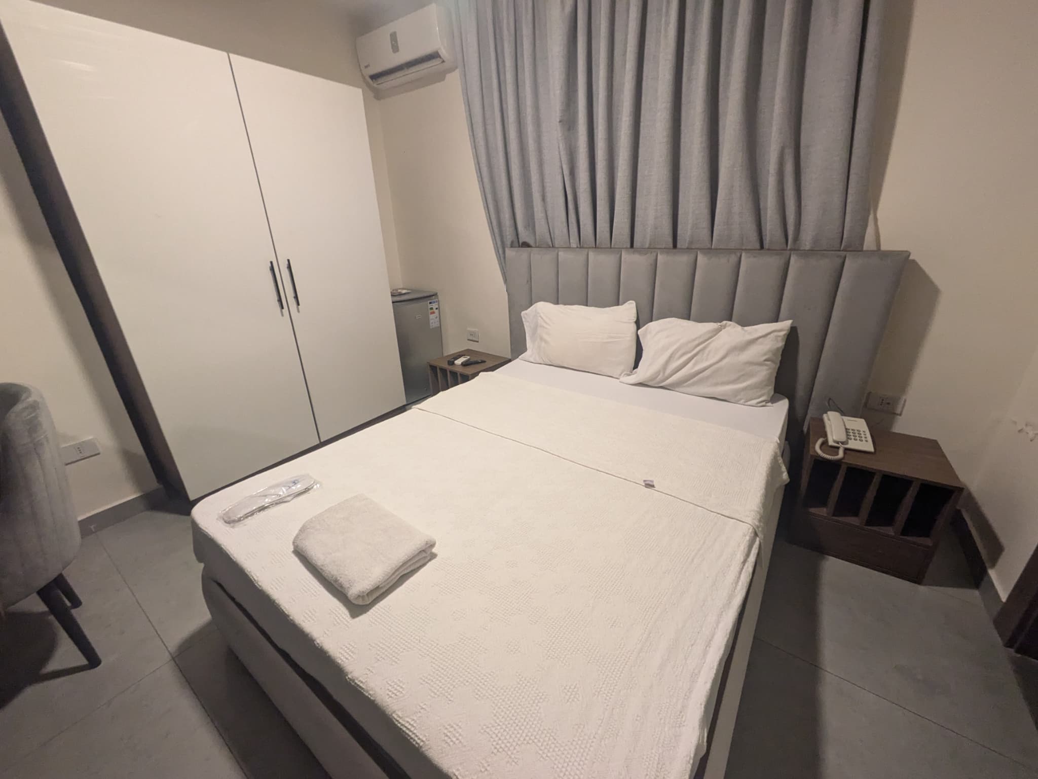 7 Boys Hotel のコンパクトで清潔感のある客室