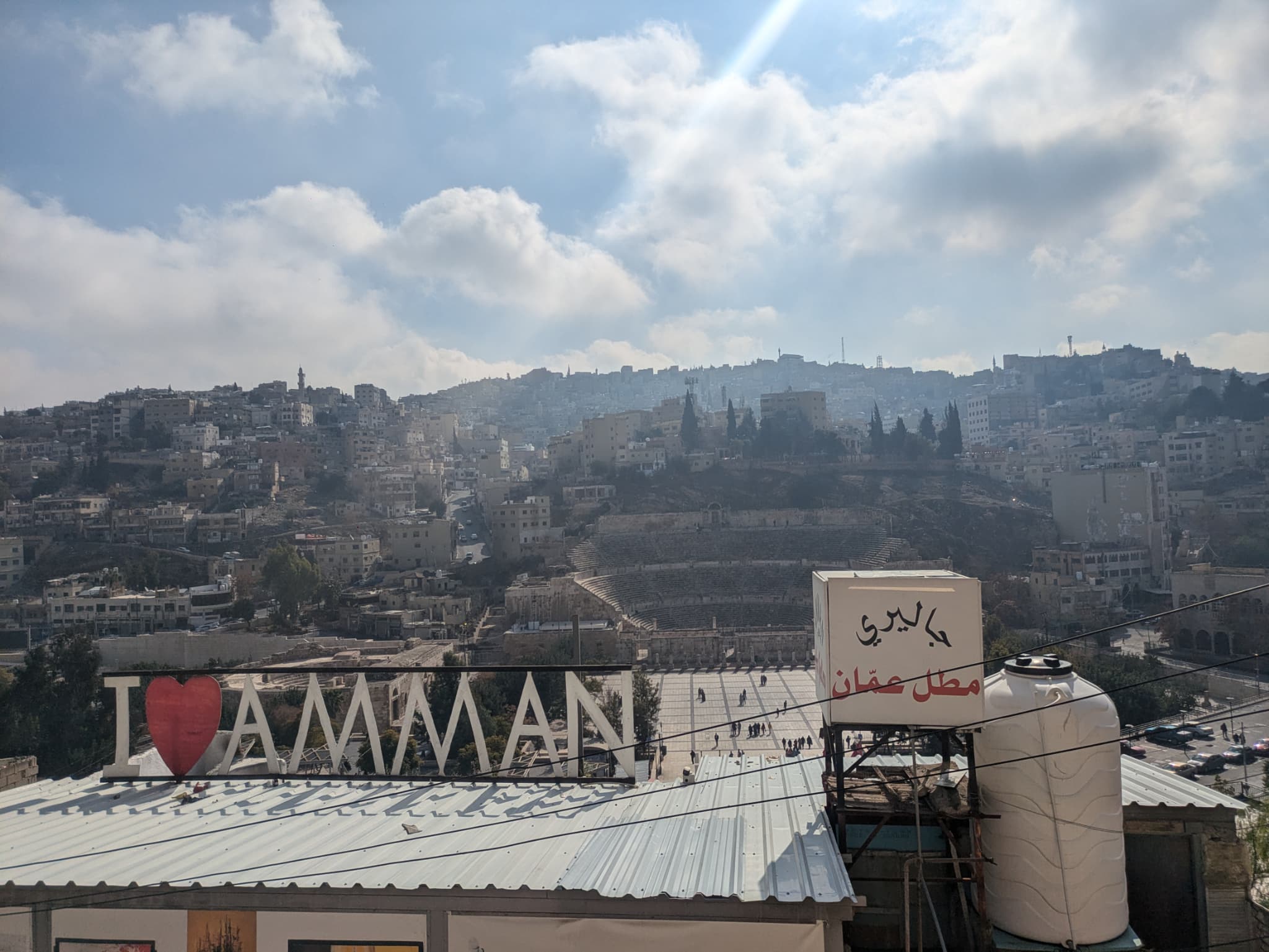 アンマン城塞からローマ劇場へ向かう途中の I LOVE AMMAN の撮影パネル