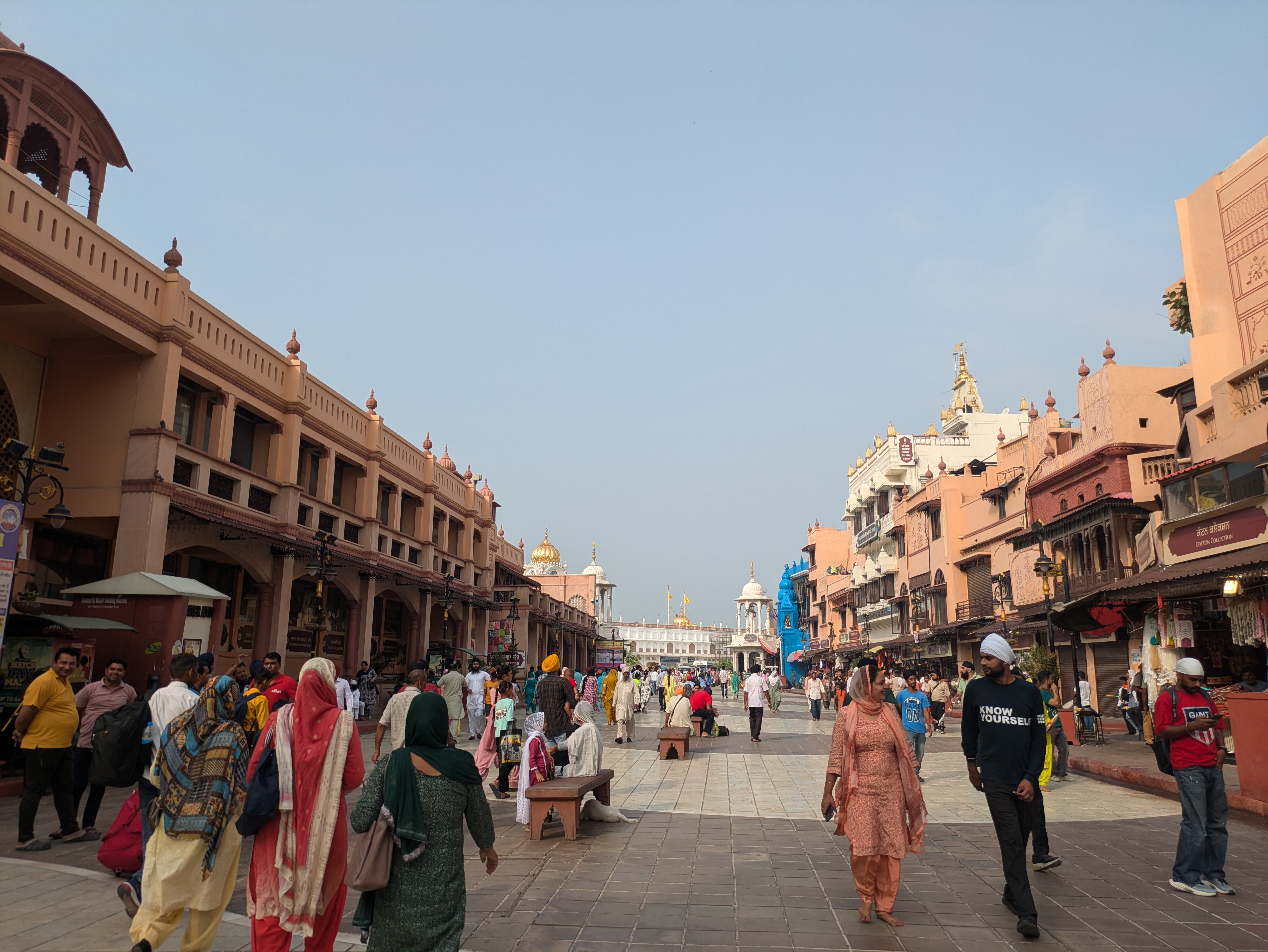 路上ではクルフィ等が売られています