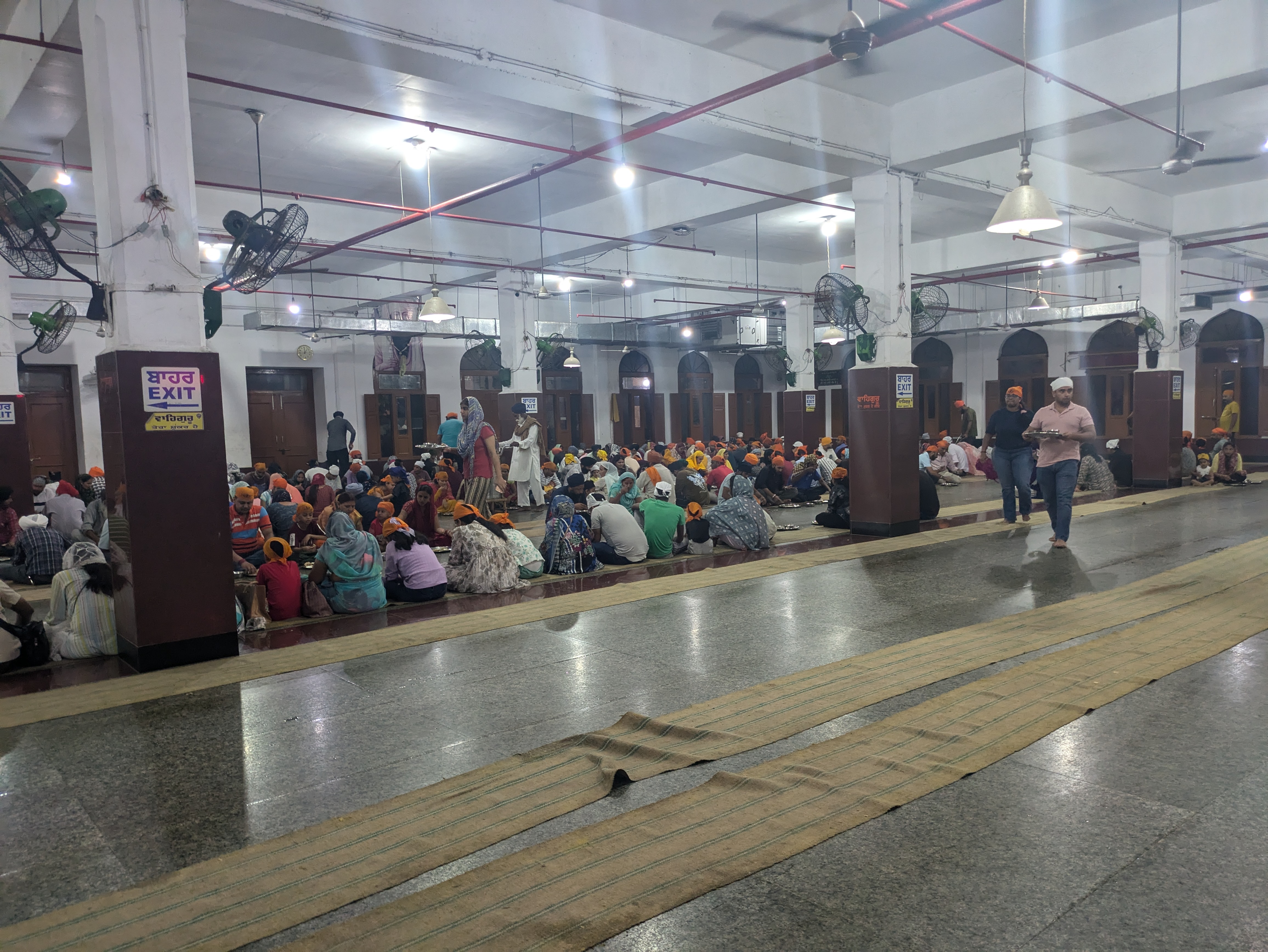 2種のカレーと、スープとチャパタ、甘いミルク粥がついてきます