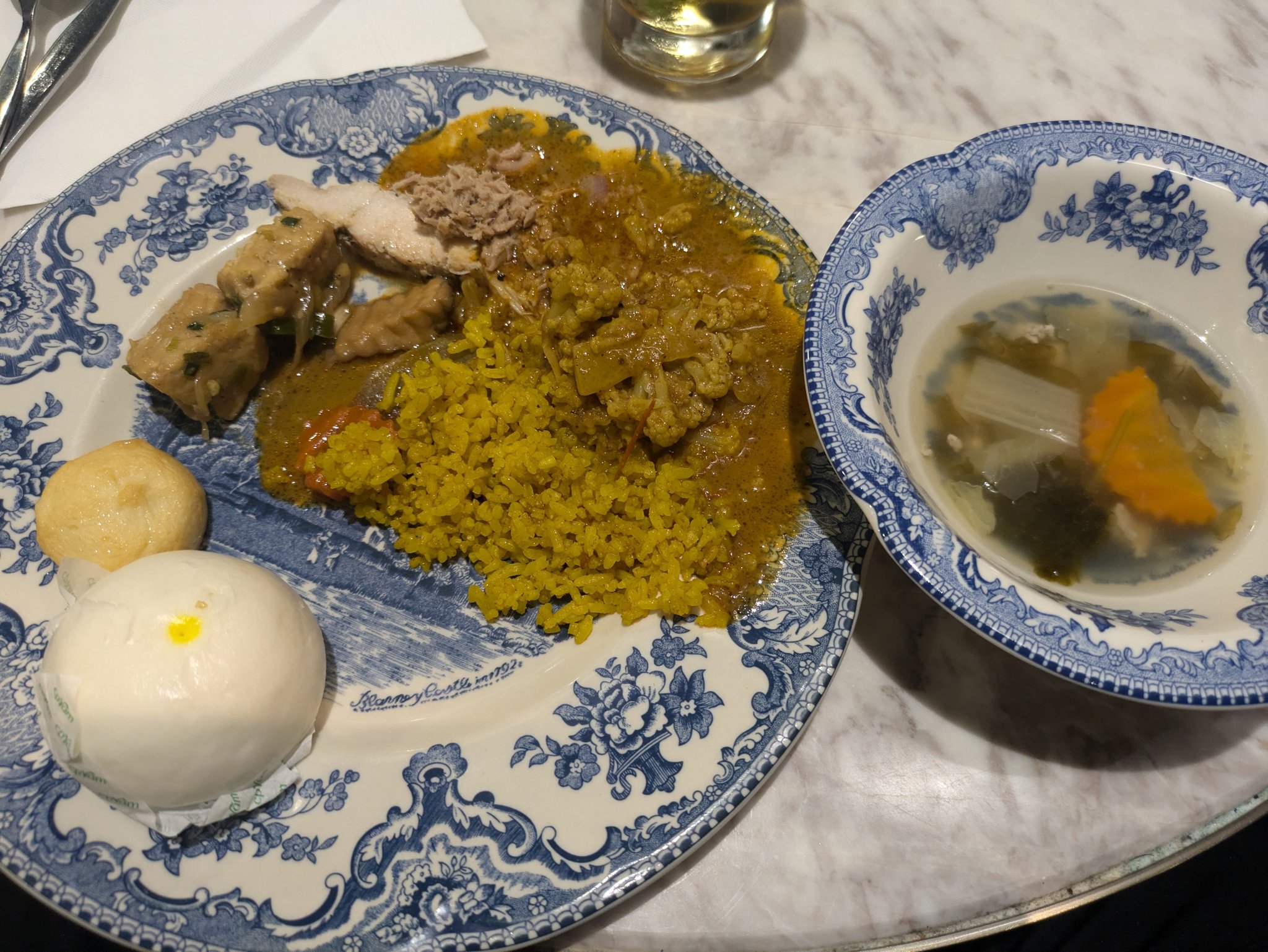 ラウンジで食べたタイ料理
