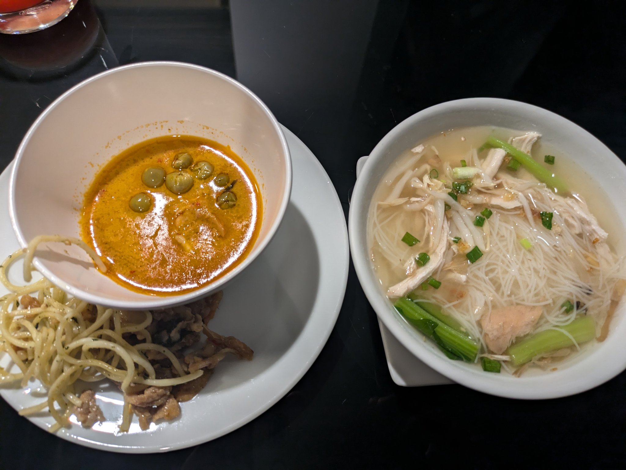 ラウンジのカレーと麺