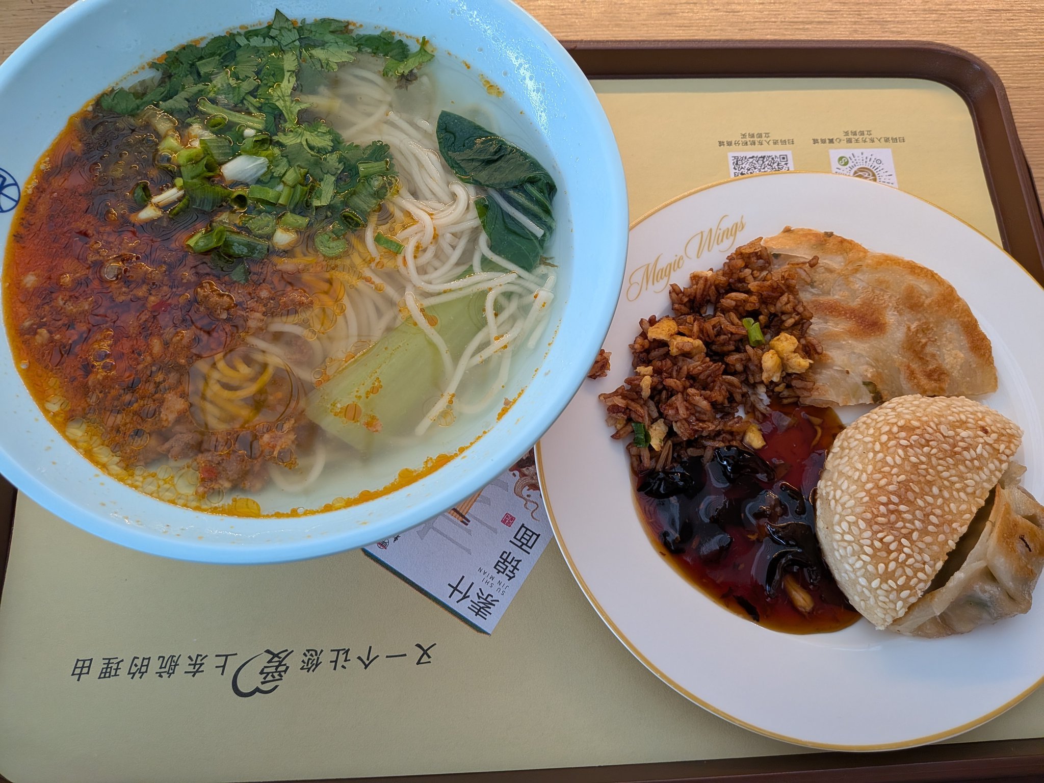 北京大興空港のラウンジの麺と朝ごはん