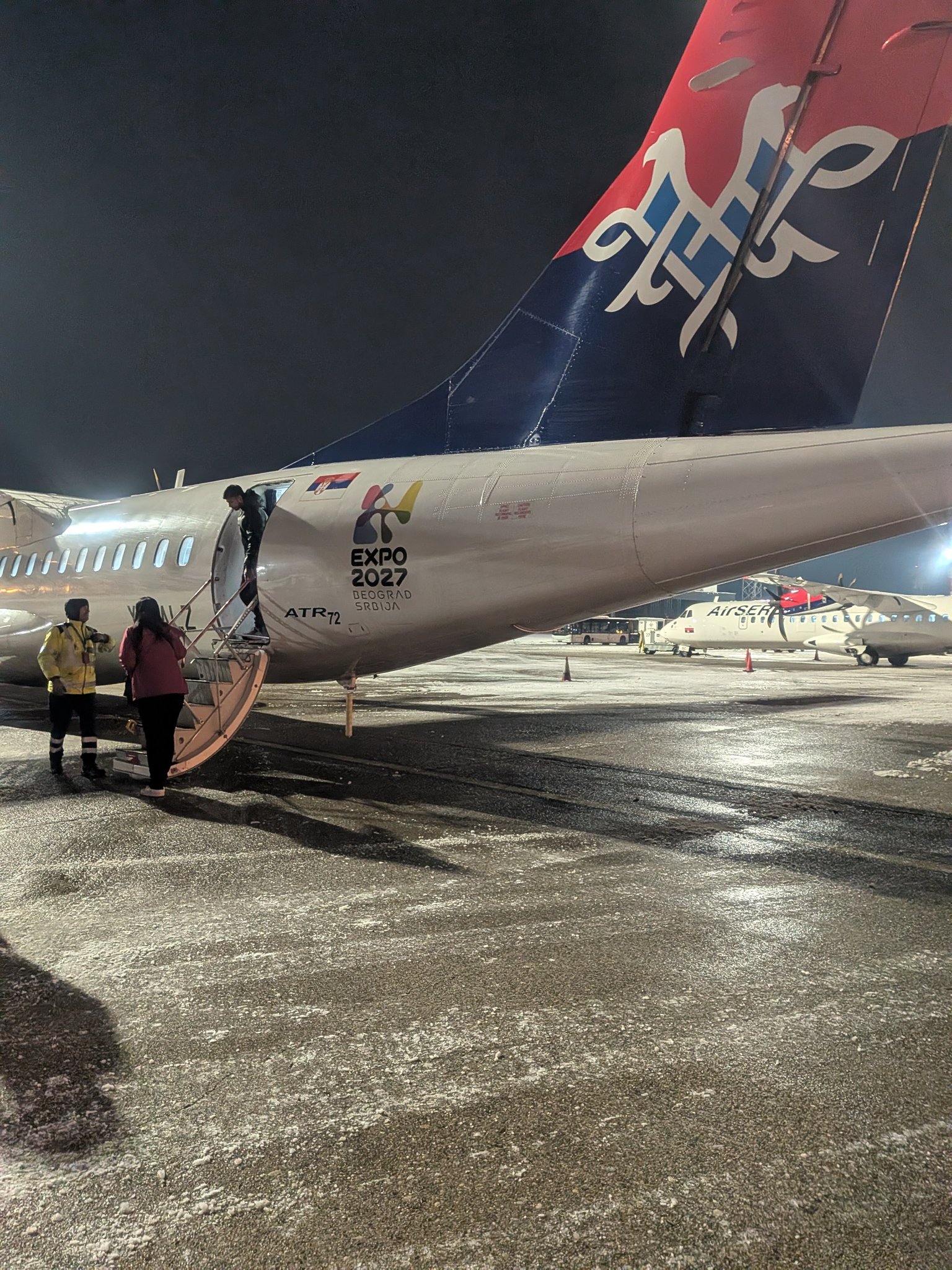 雪のベオグラード空港のエアセルビア機
