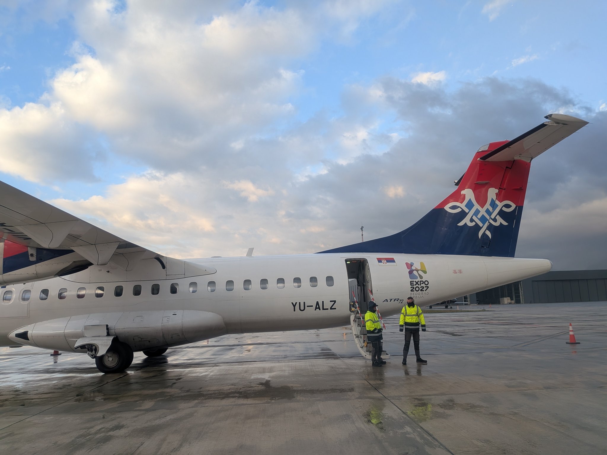 ティラナ空港のエアセルビアのプロペラ機