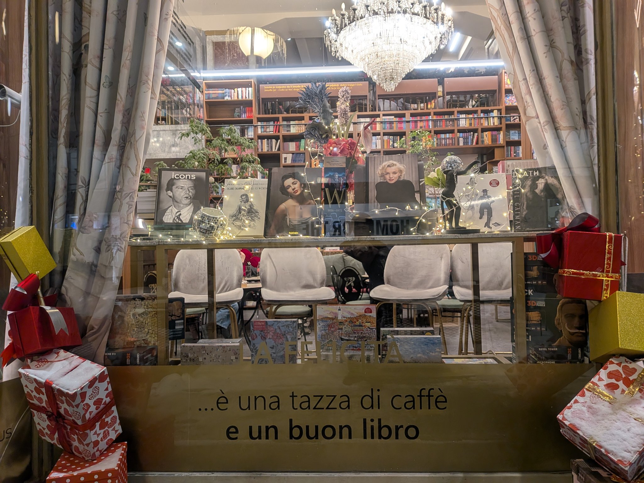 クネズ・ミハイロ通りの書店のショーウィンドウ