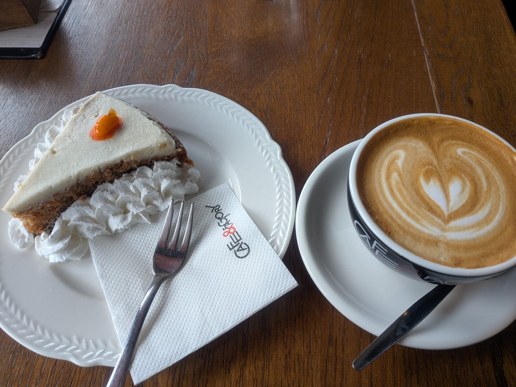 ベオグラードのカフェのカプチーノとキャロットケーキ