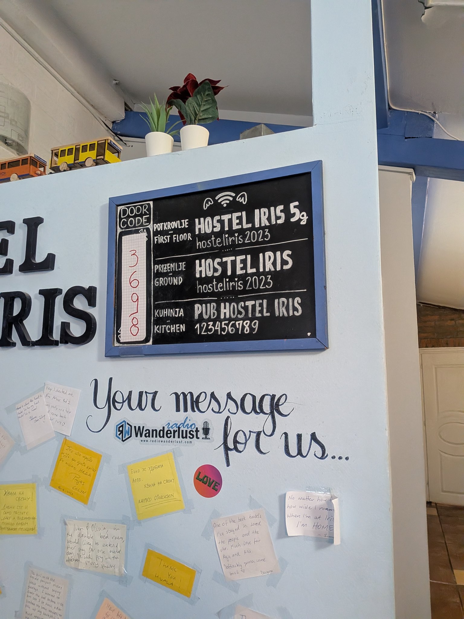 Hostel Iris の入口
