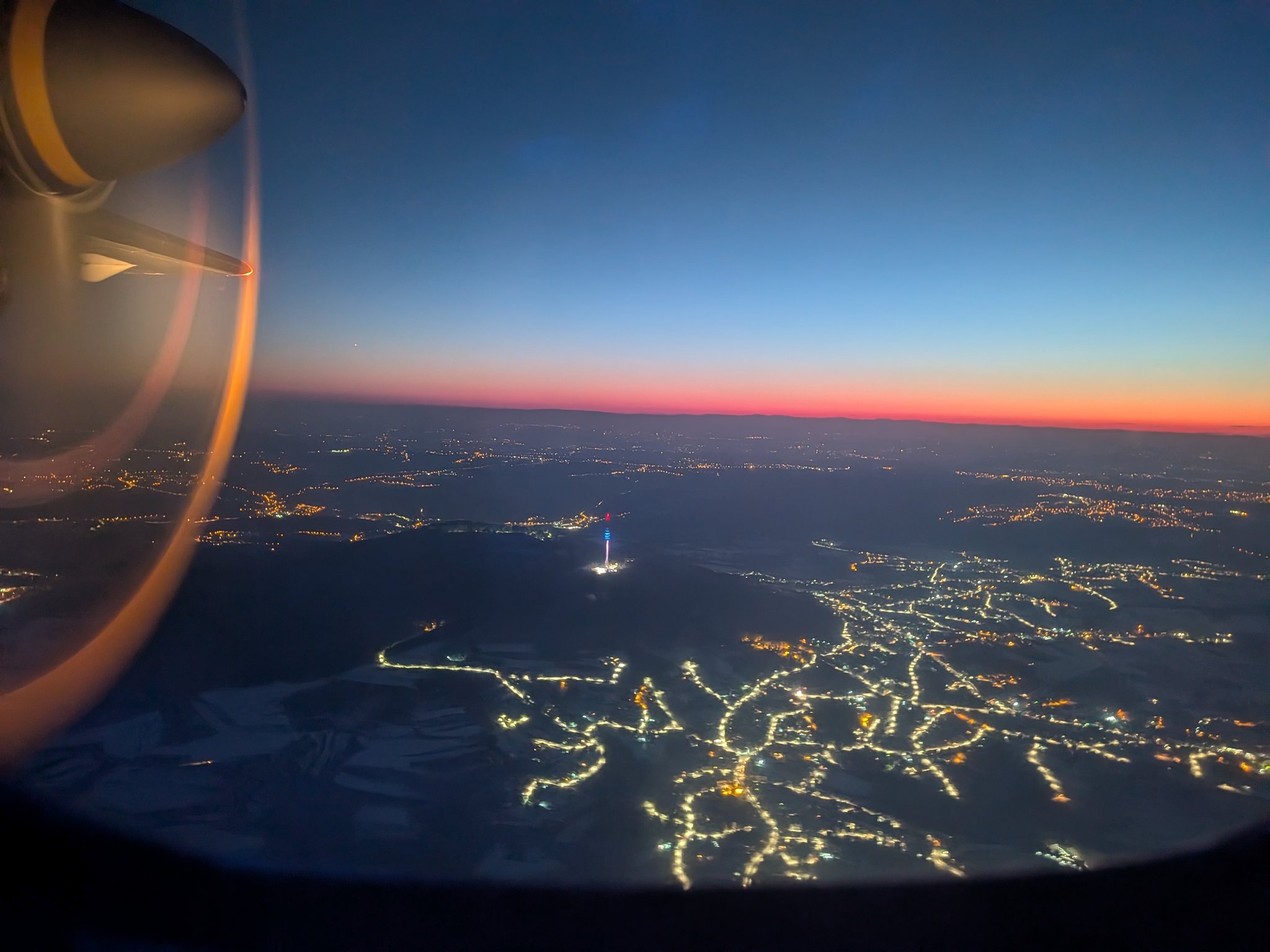 着陸前の飛行機から見たベオグラード周辺の夜景