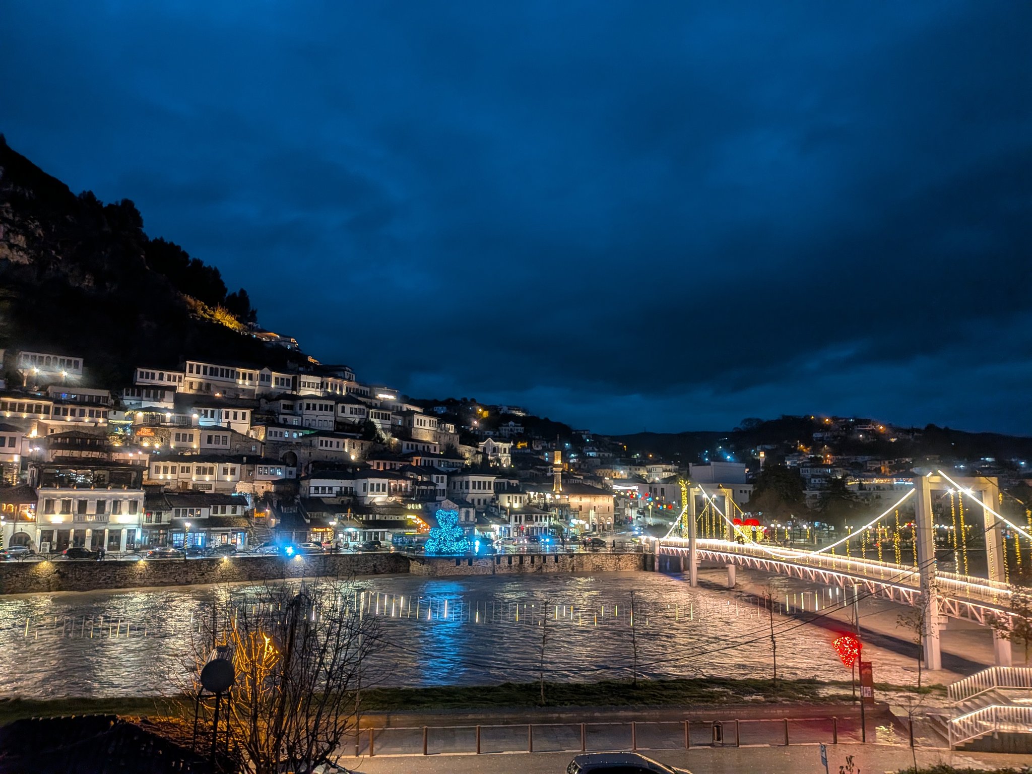 夜のベラトの川沿いの遊歩道