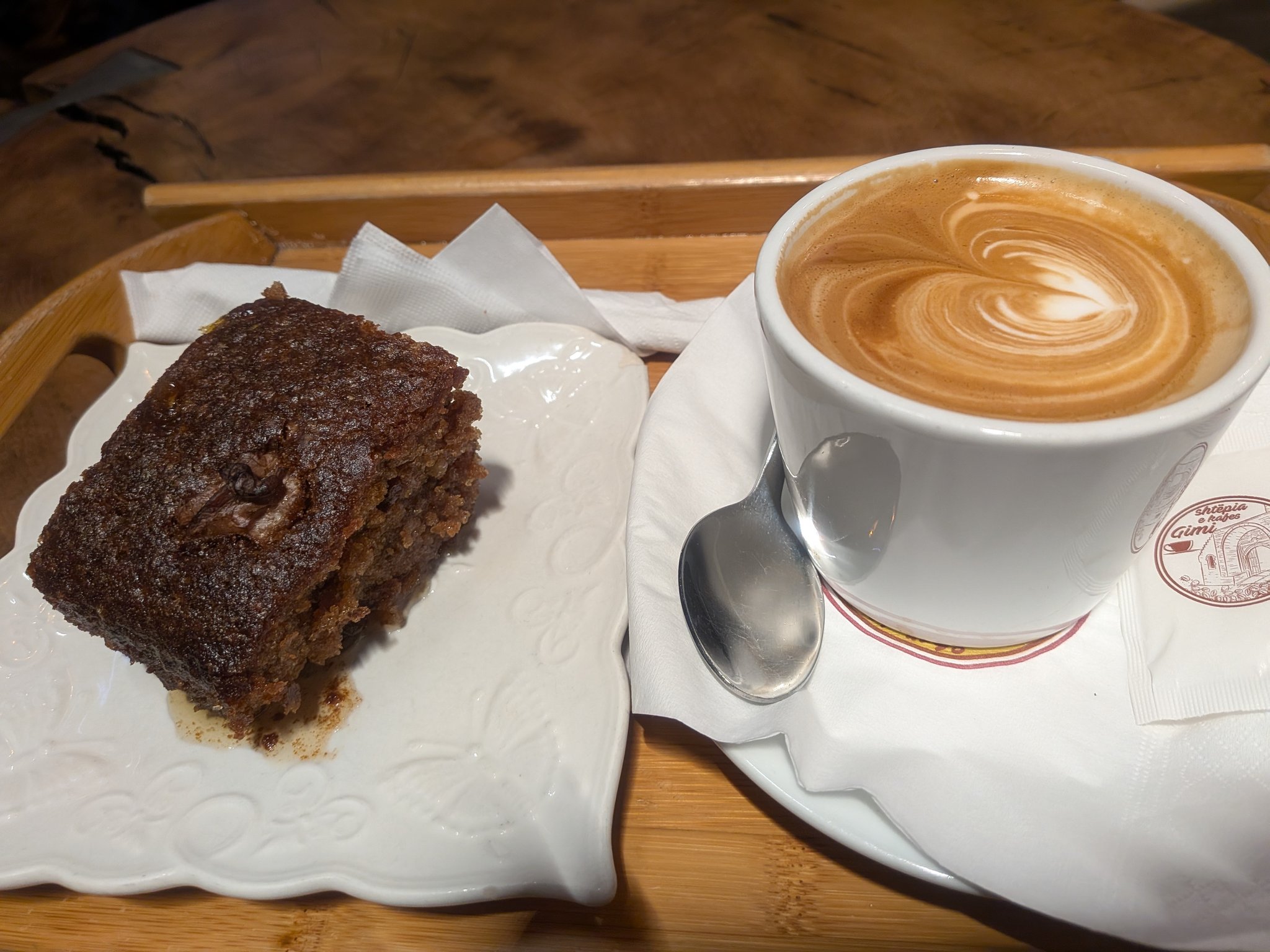 ベラトのカフェのカプチーノとケーキ