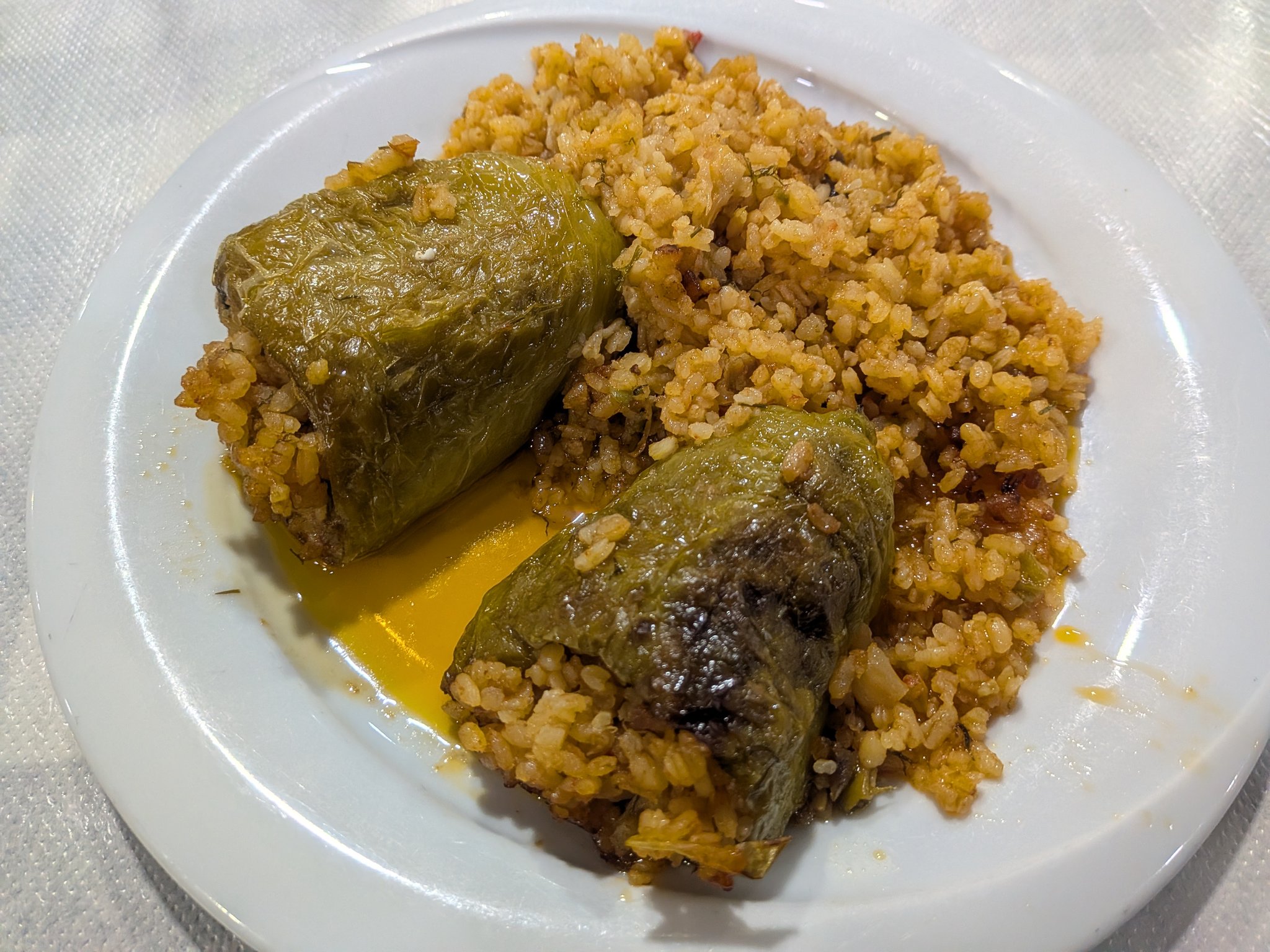 ベラトのローカルなレストランのピーマンの肉詰めとブルグル