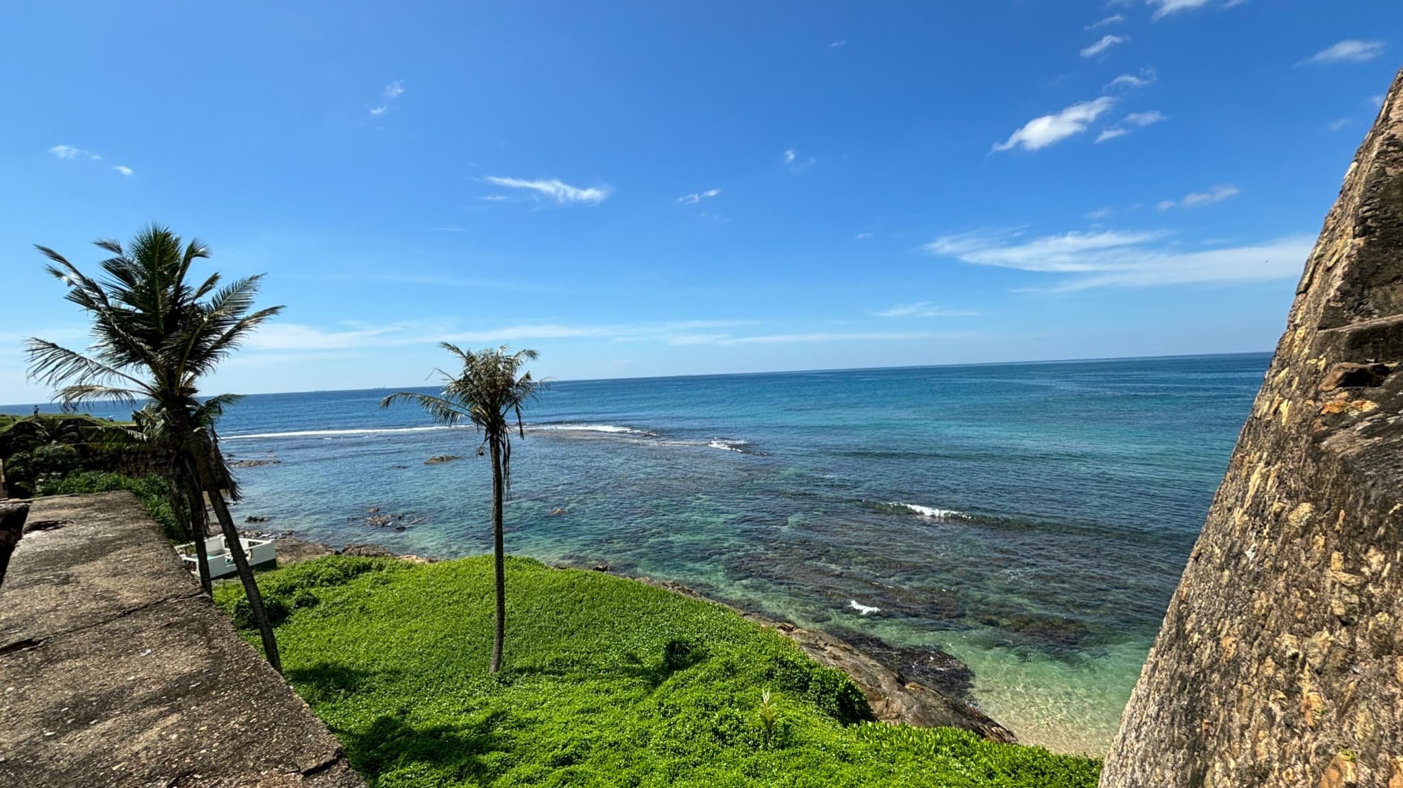 ゴール要塞の城壁と海