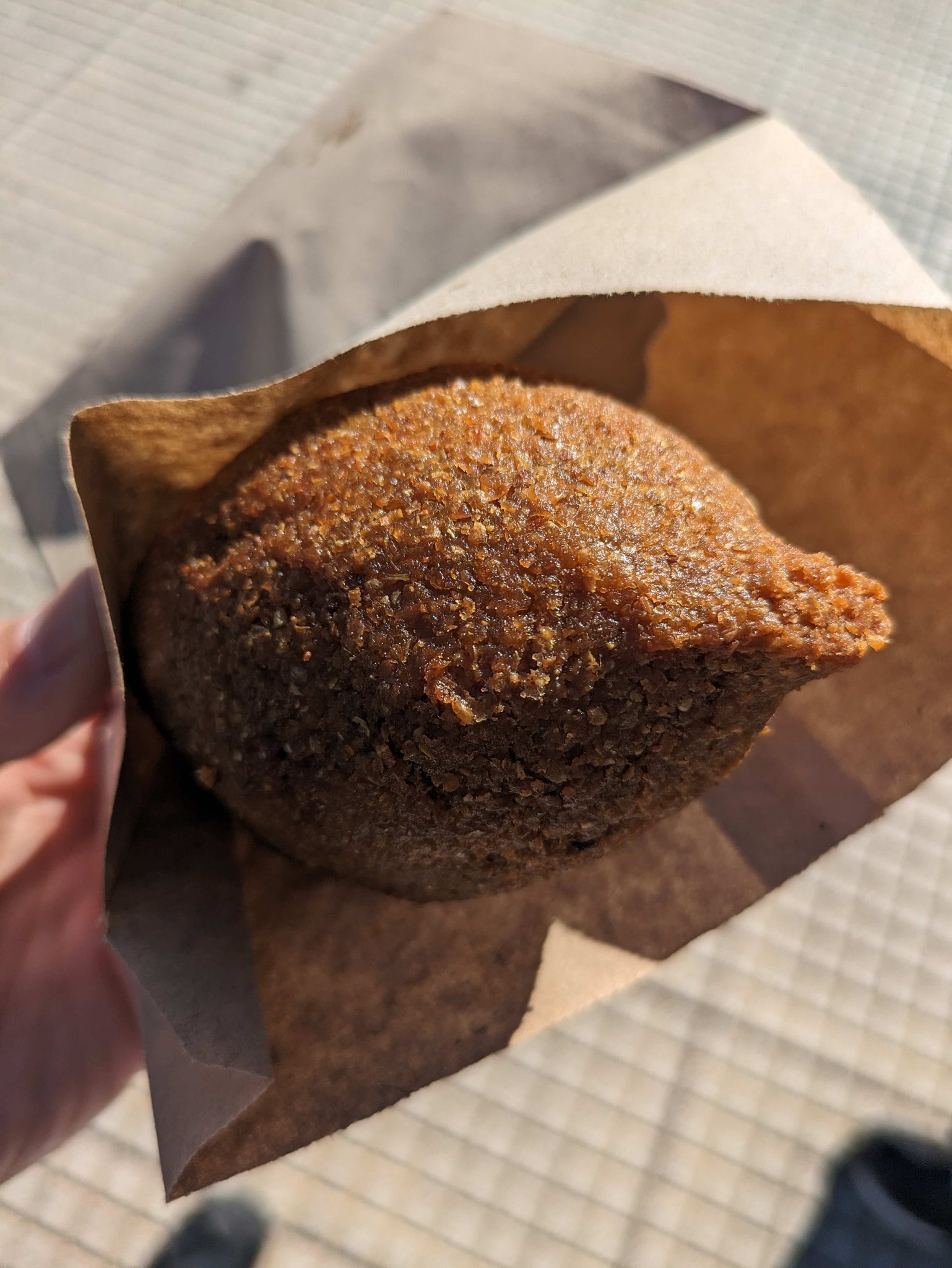 コロン劇場前の公園の出店で食べたアランチーニ