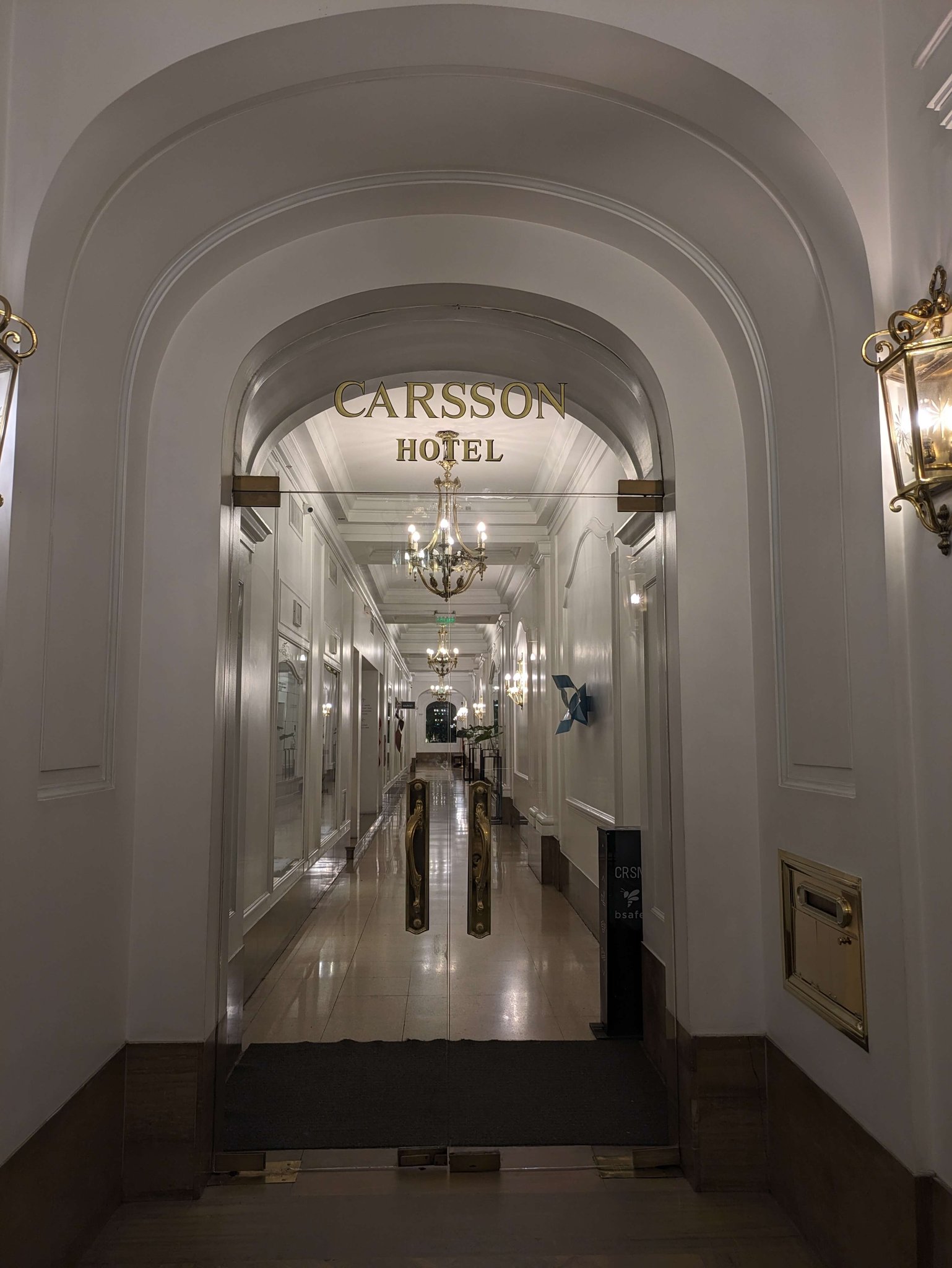 Hotel Carsson のエントランス