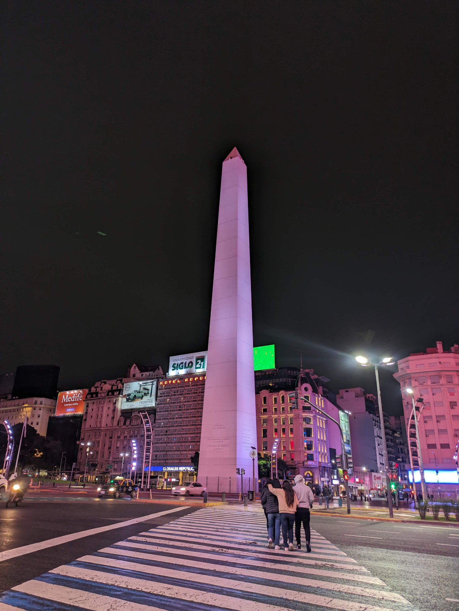 ライトアップされた夜のオベリスク