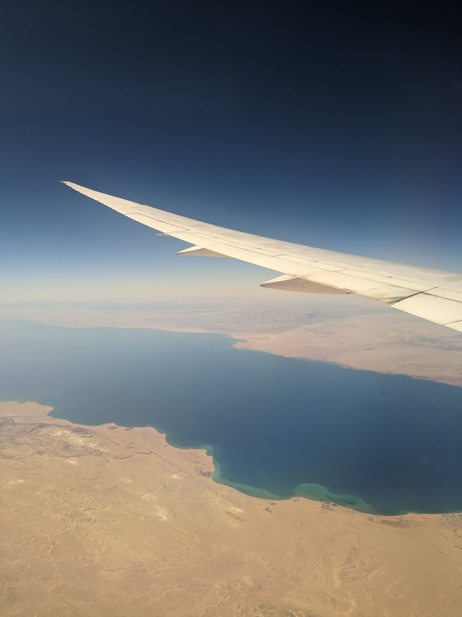 カイロへ向かう機内から見えた紅海周辺の景色