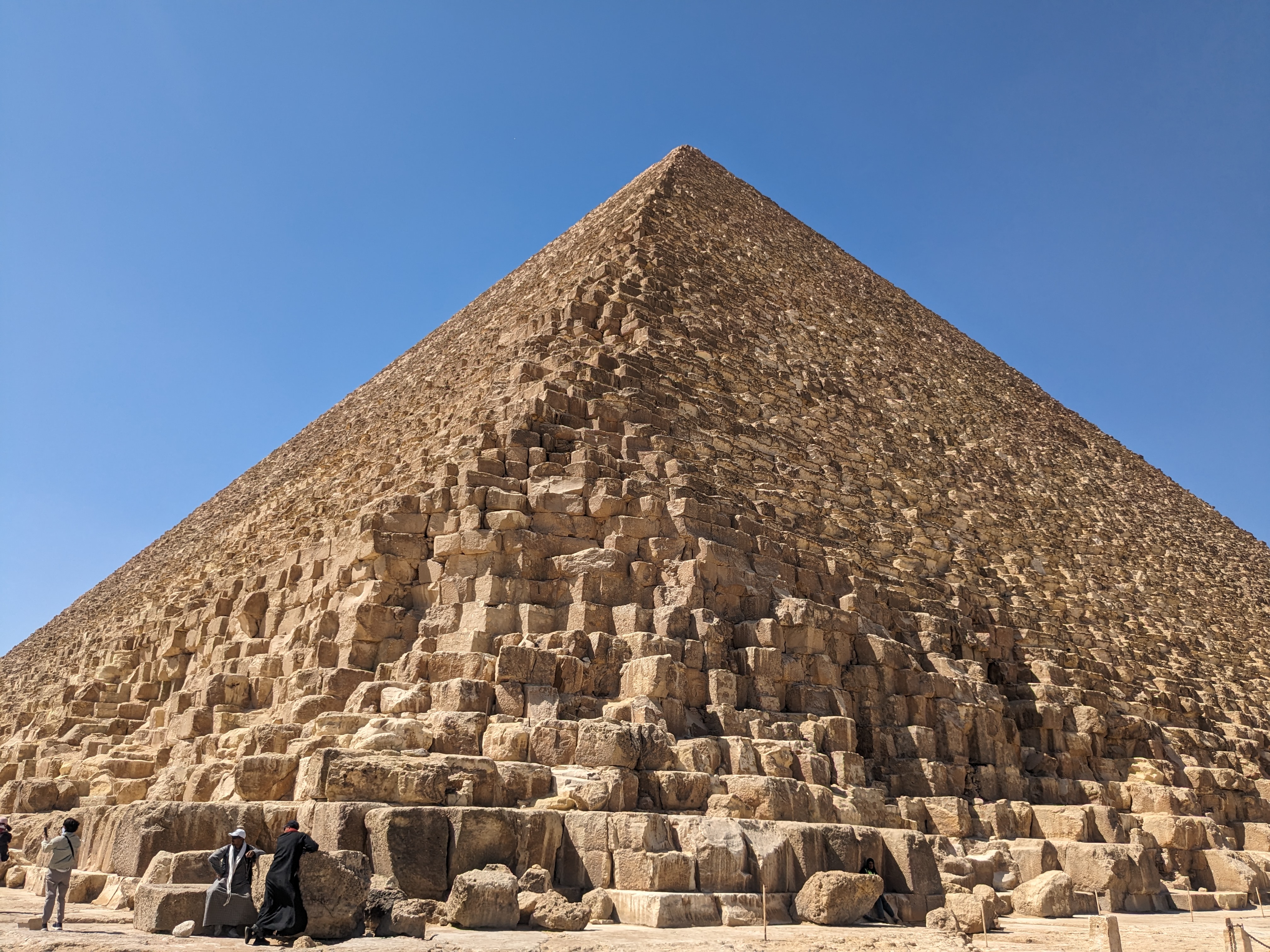 2.5トン程の石が230万個程積み上げられているそうです。どうすればそんなことができるんでしょう？