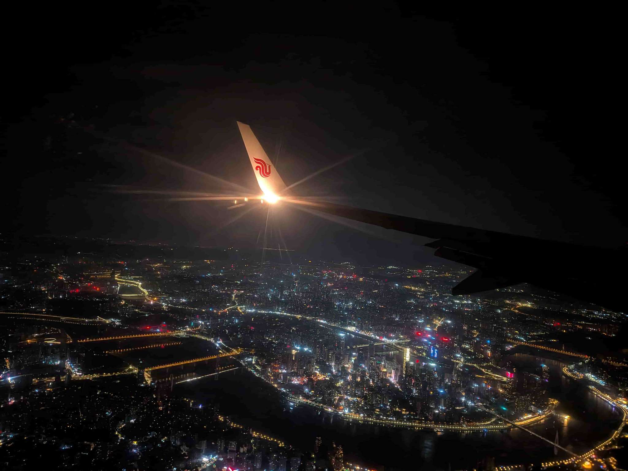 着陸前の飛行機の窓から見た重慶中心部の夜景