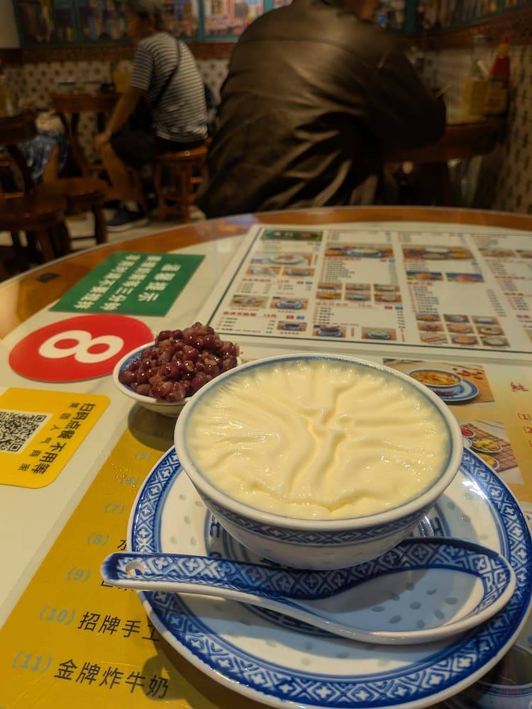 重慶広信牛奶甜品世家の牛乳プリン（双皮奶）