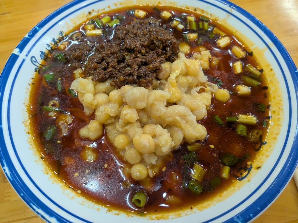 エンドウ豆が載った重慶小麺の豌雑麺