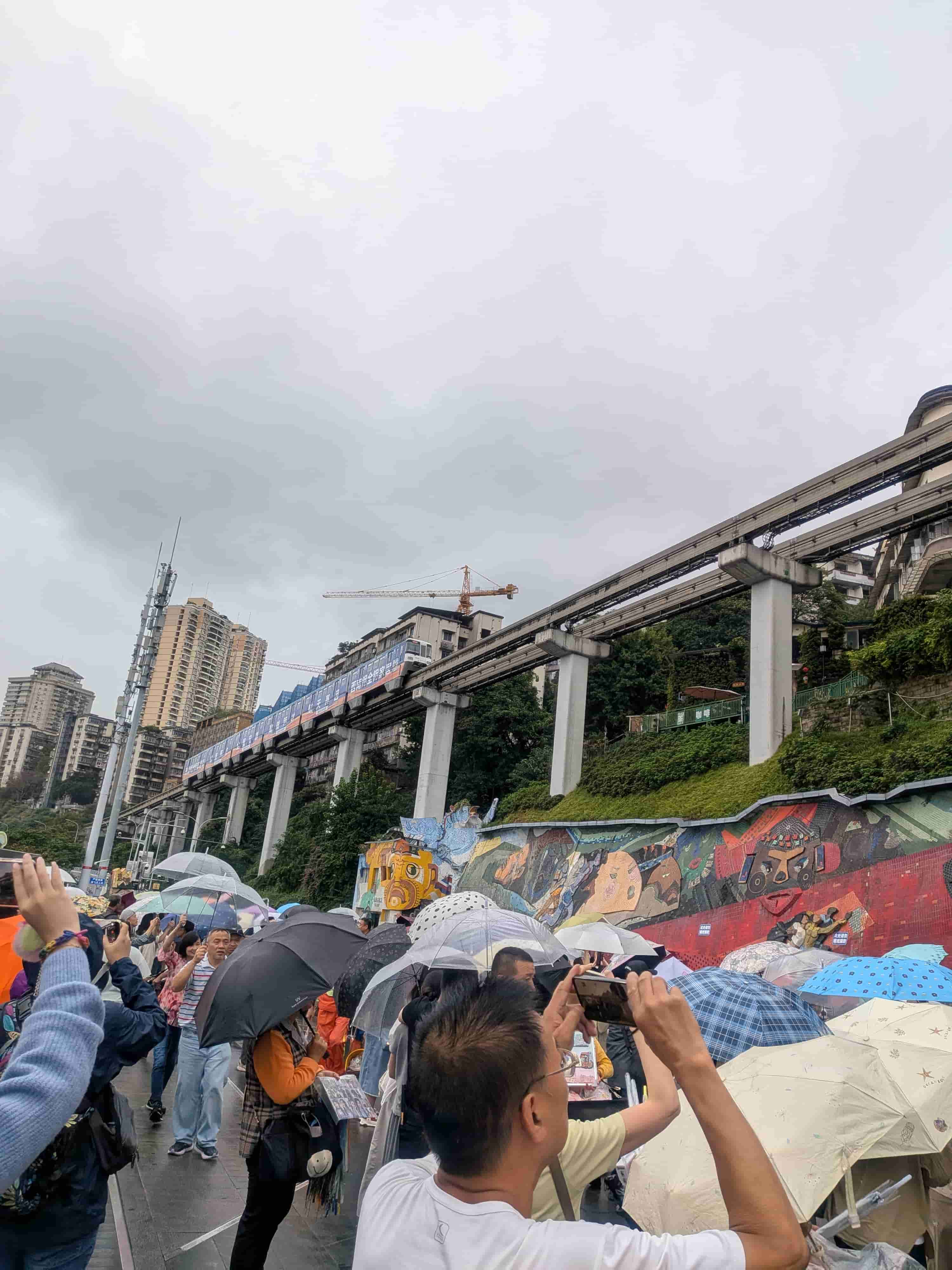 モノレールが来ると大盛り上がりします