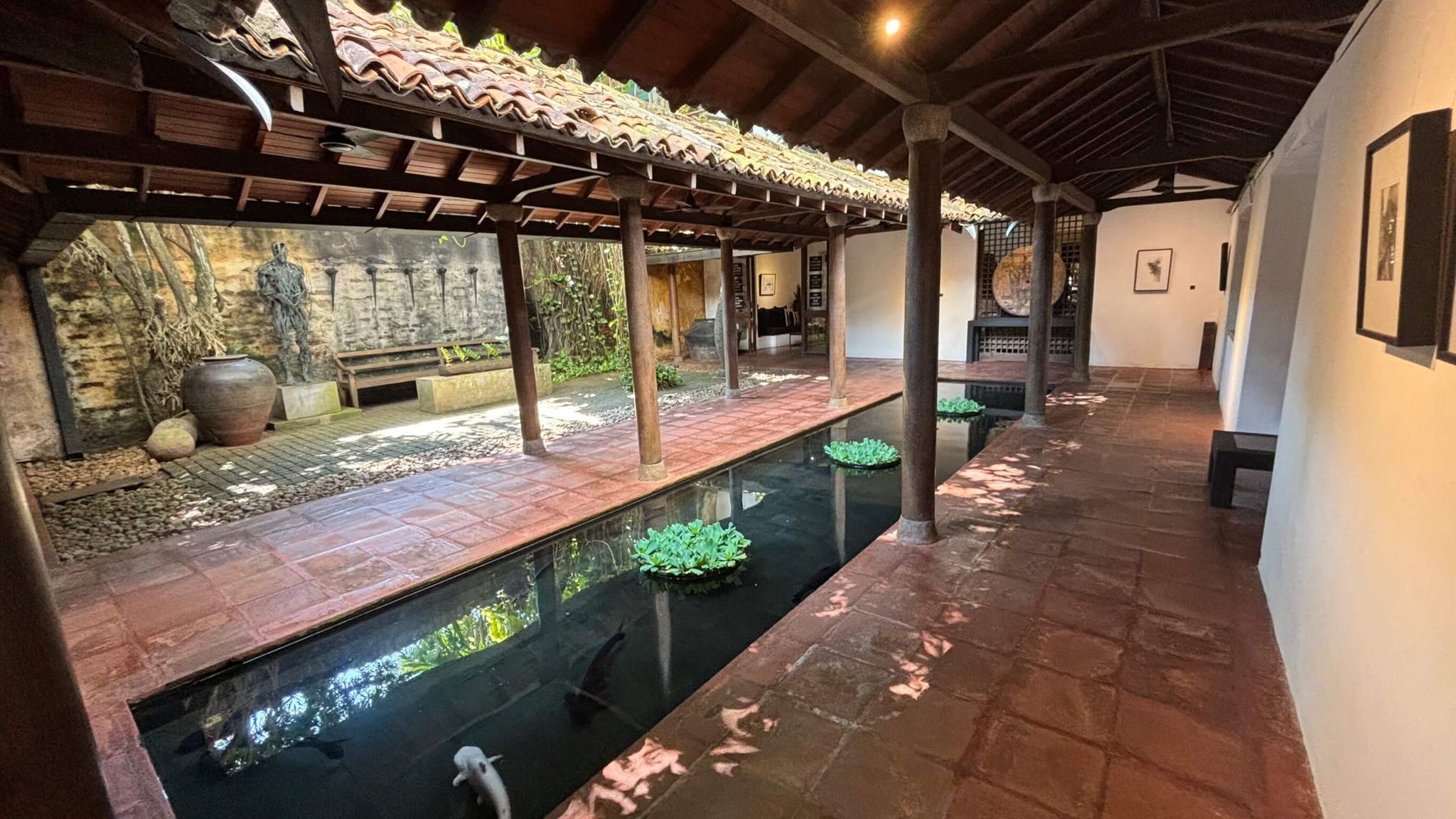 The Gallery Cafe の池のある回廊