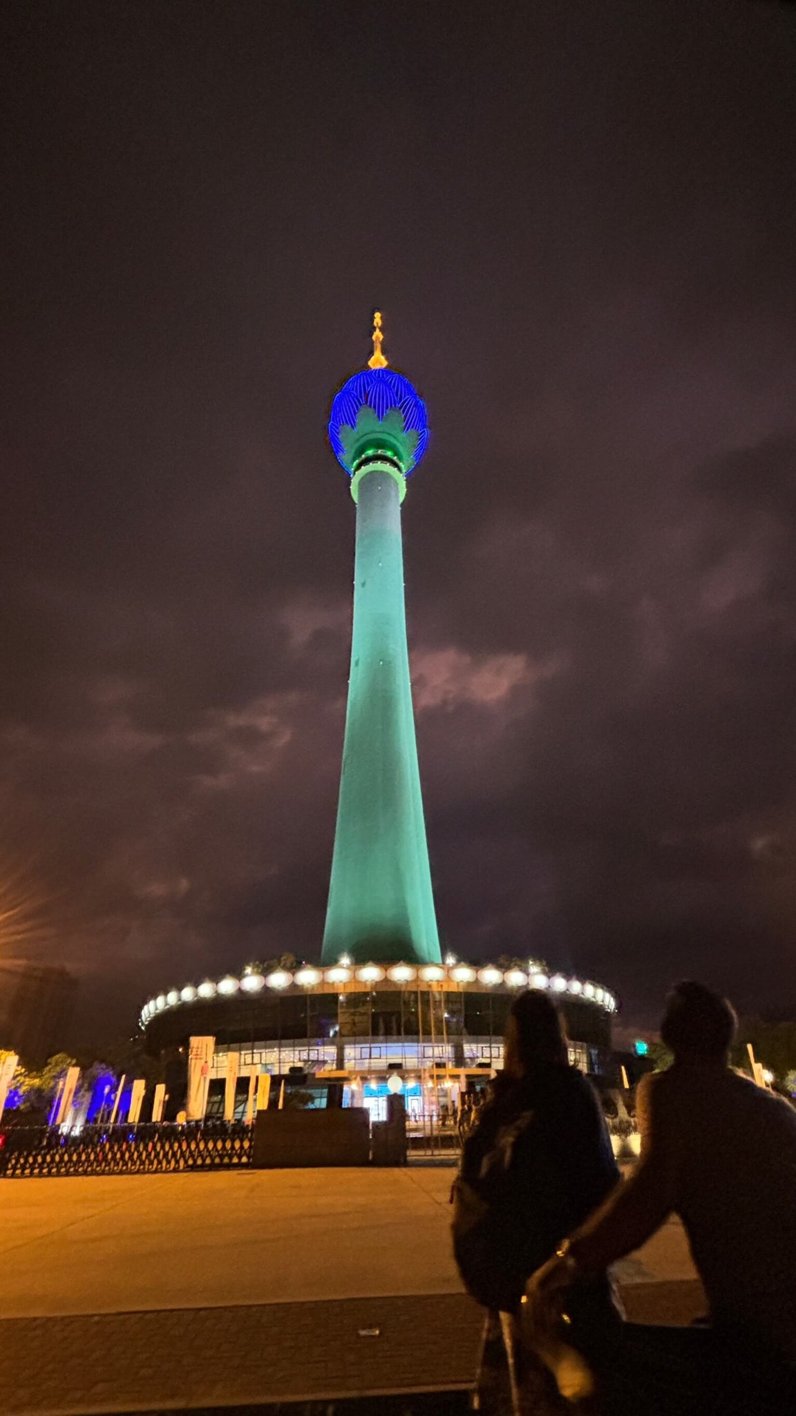 ライトアップされた夜のロータスタワー