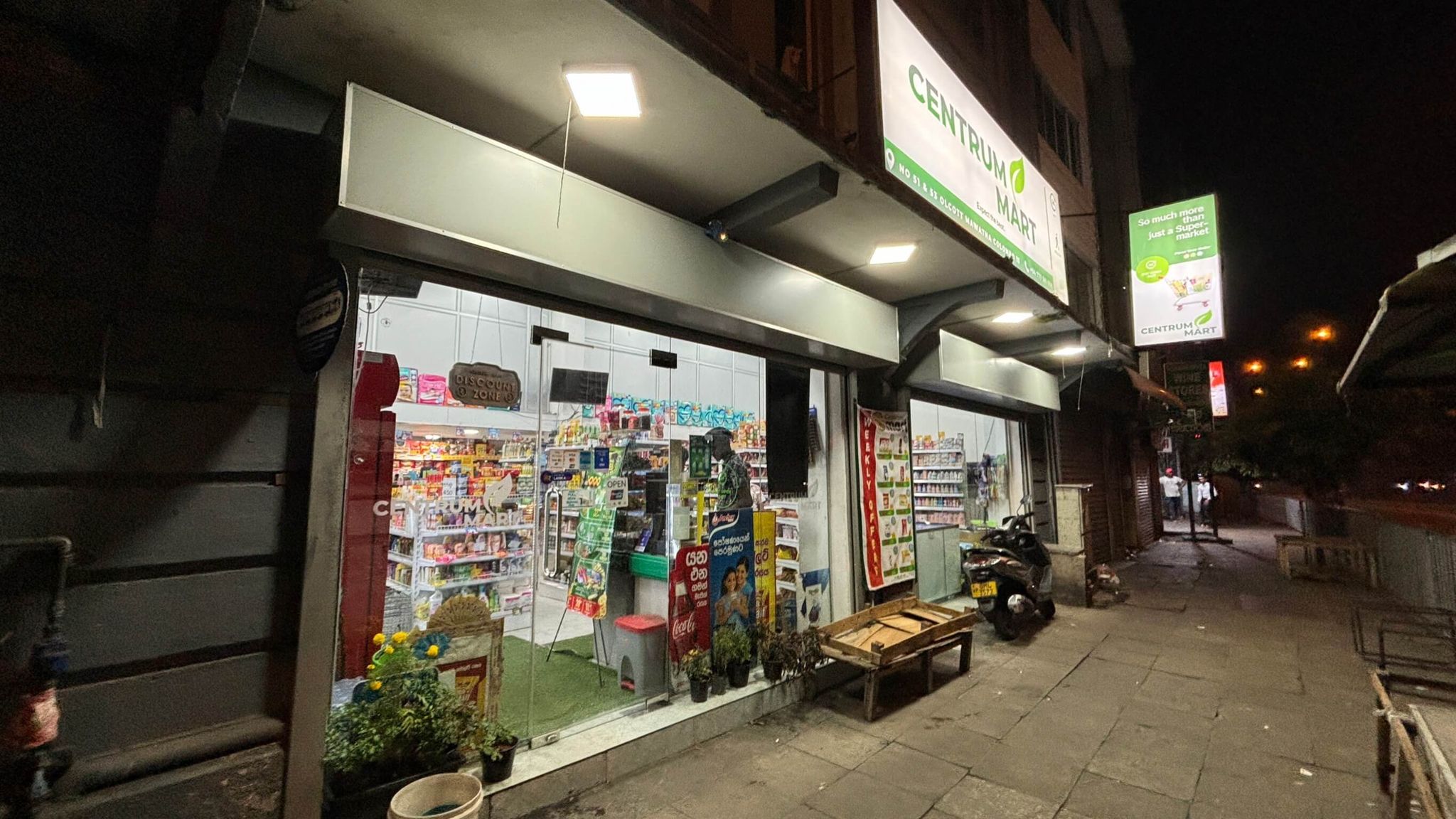 夜のコロンボのコンビニのような売店