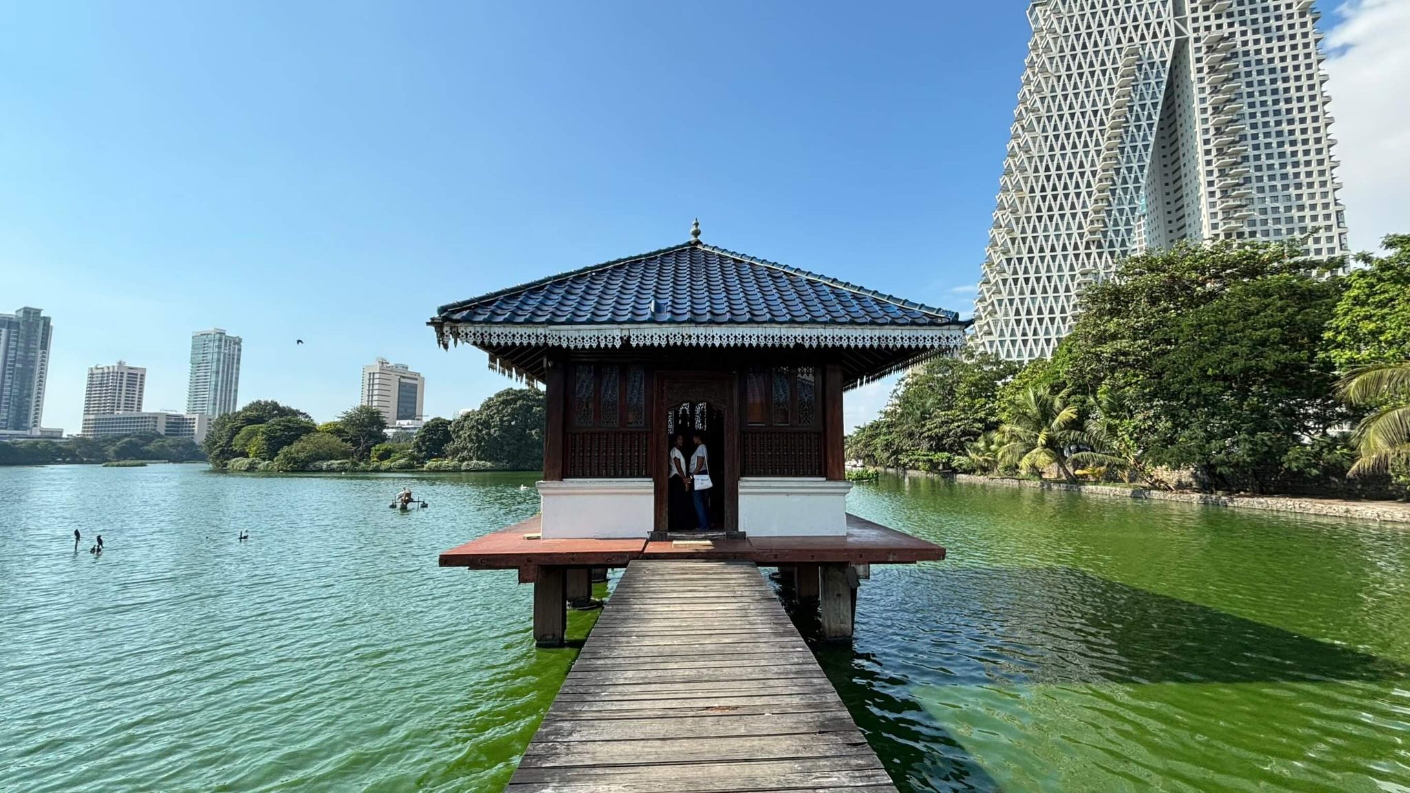 ベイラ湖に浮かぶシーマ・マラカヤ寺院