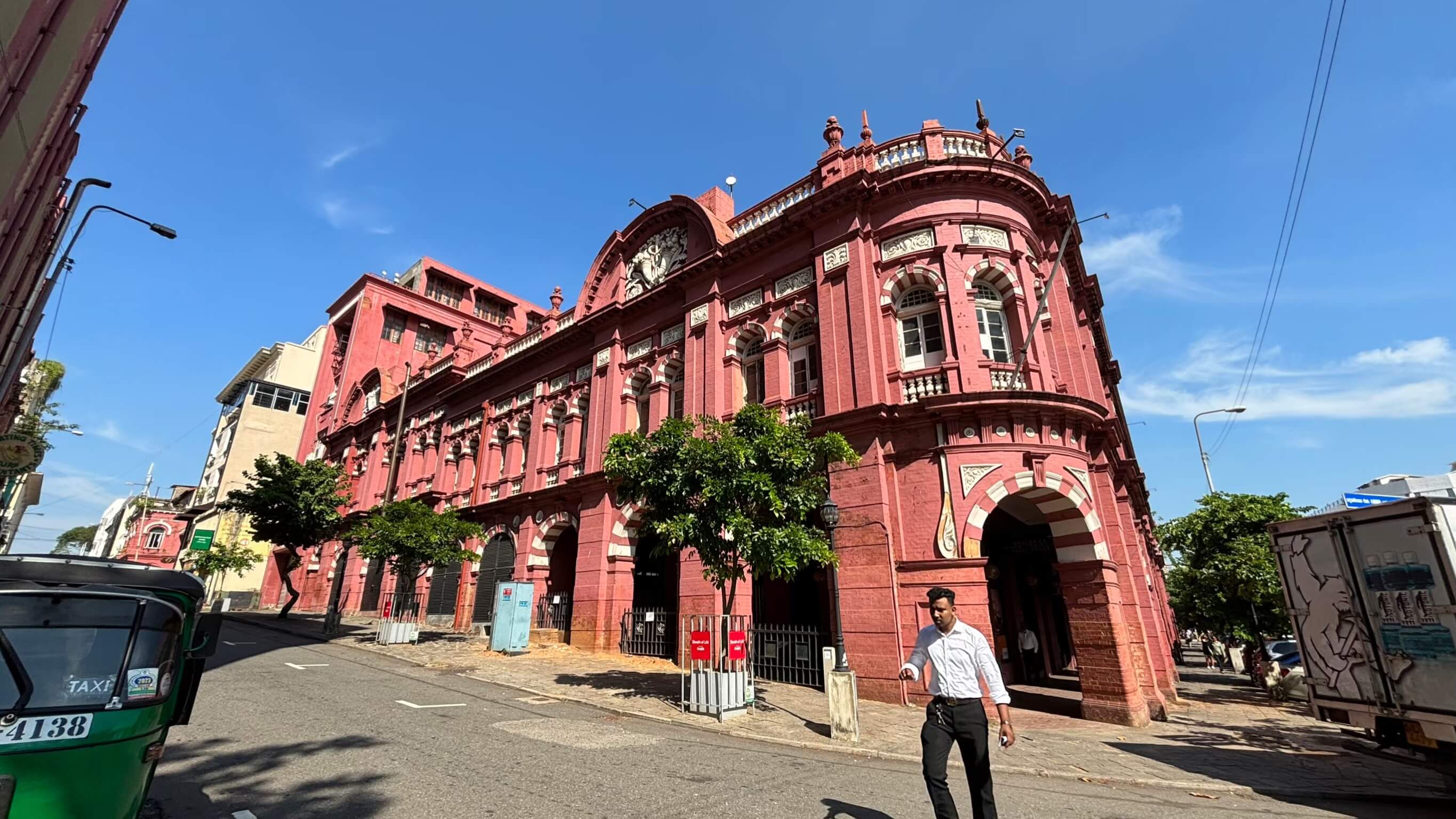 中にはCargillsというスーパーが入っています