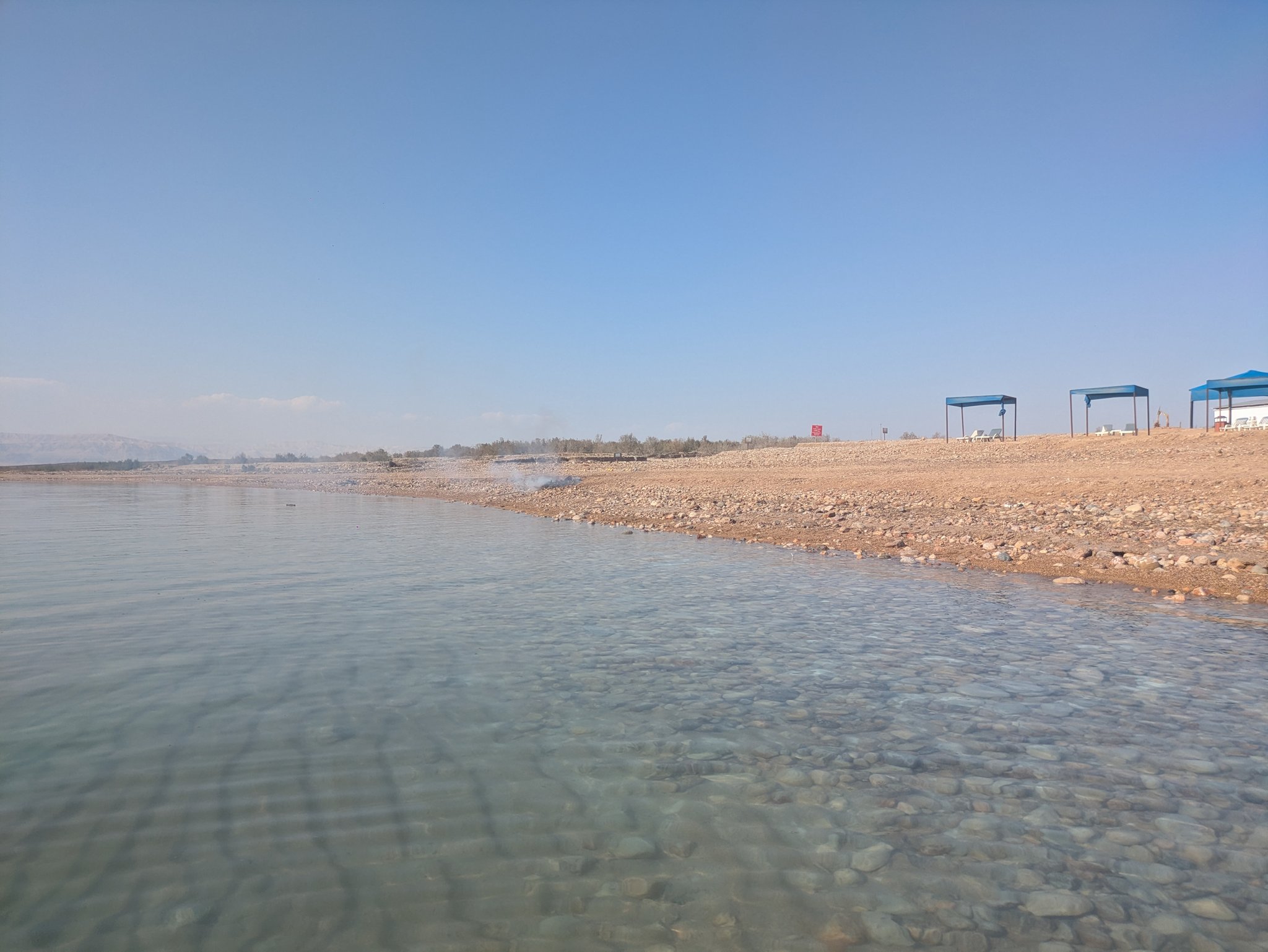 死海の透き通った水