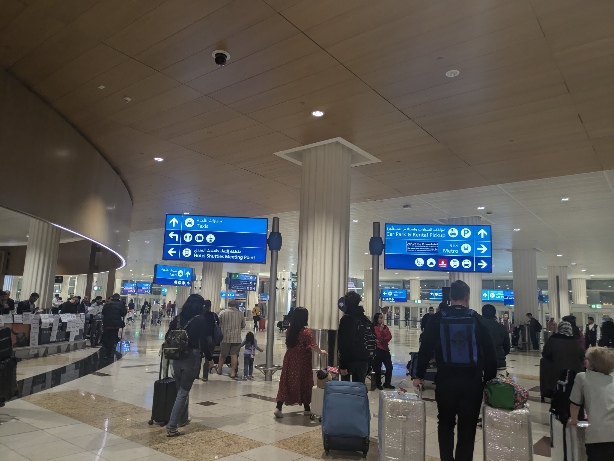早朝のドバイ国際空港の到着ロビー