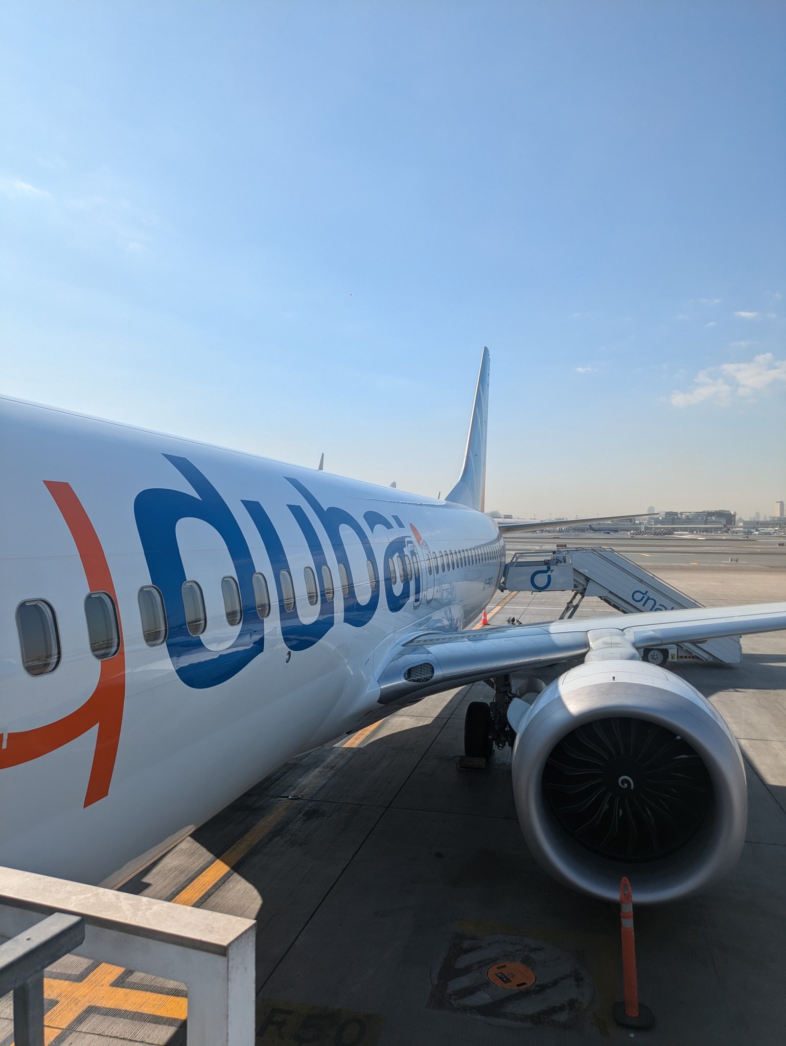 ドバイ空港の flydubai の機体