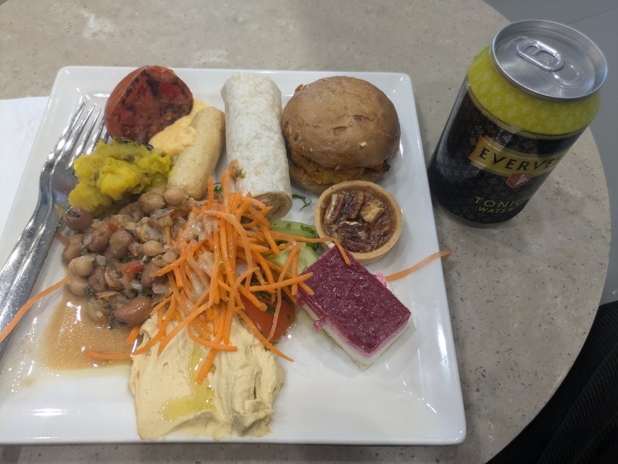 ドバイ空港のラウンジの朝食