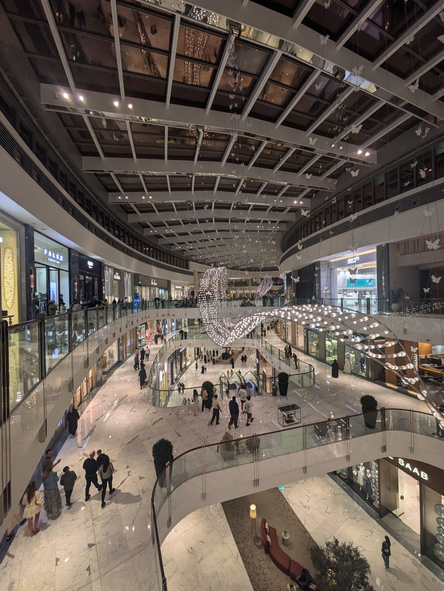 夜のドバイモールの吹き抜け