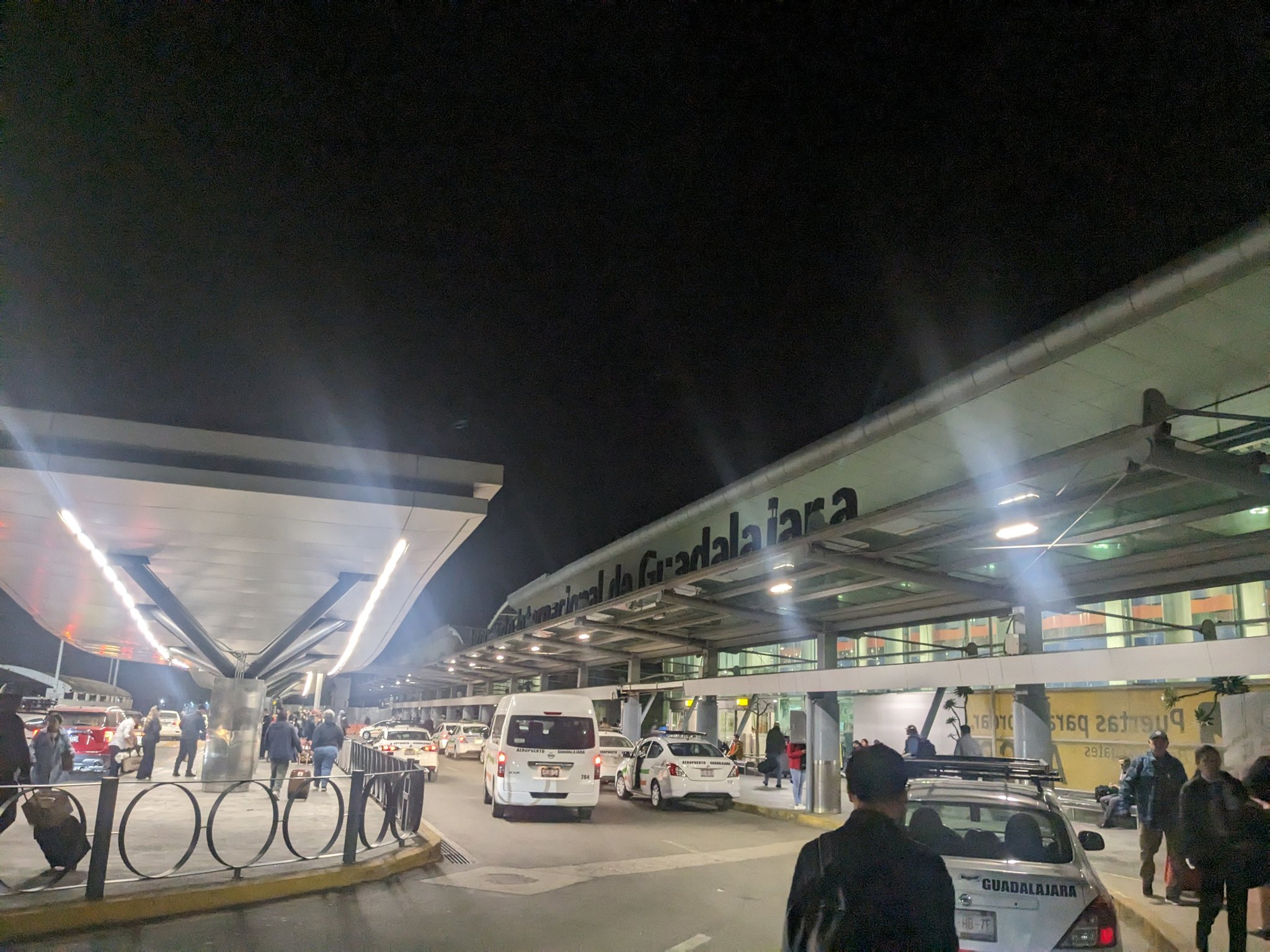 早朝のグアダラハラ空港