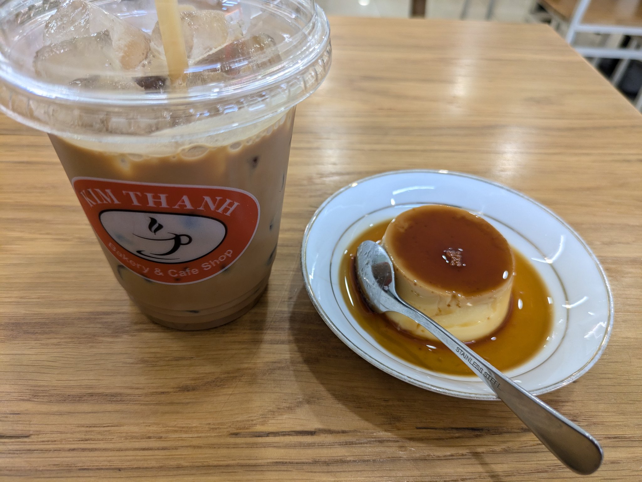 ベトナムのプリンとアイスコーヒー