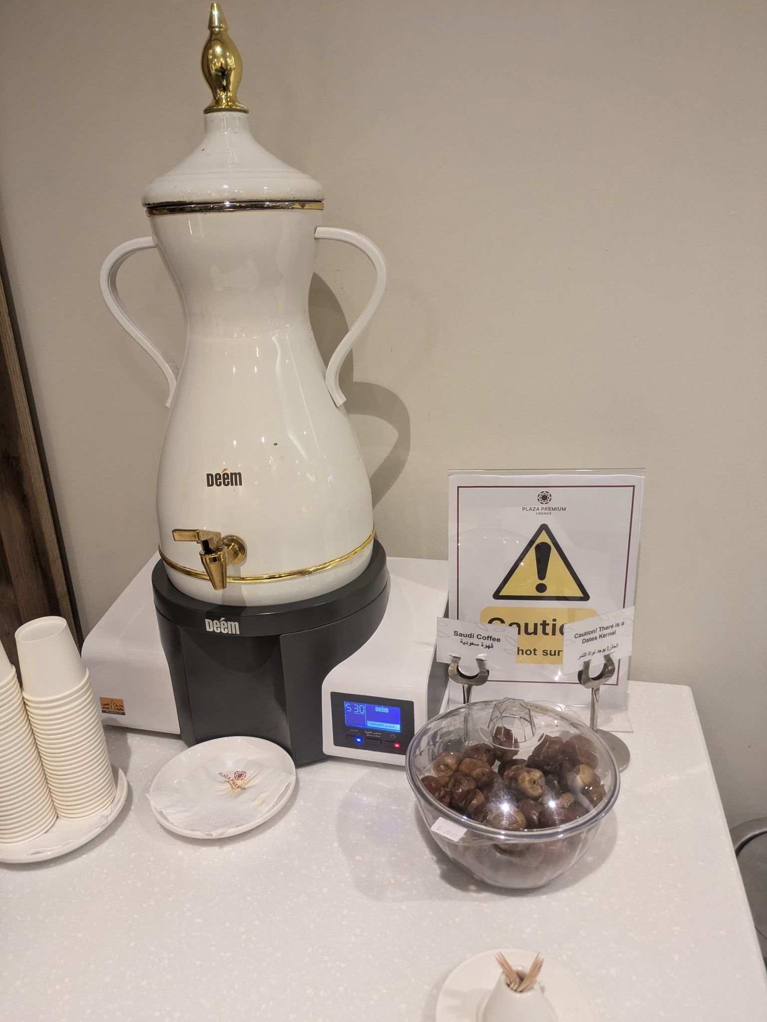 ラウンジのサウジコーヒーとデーツ