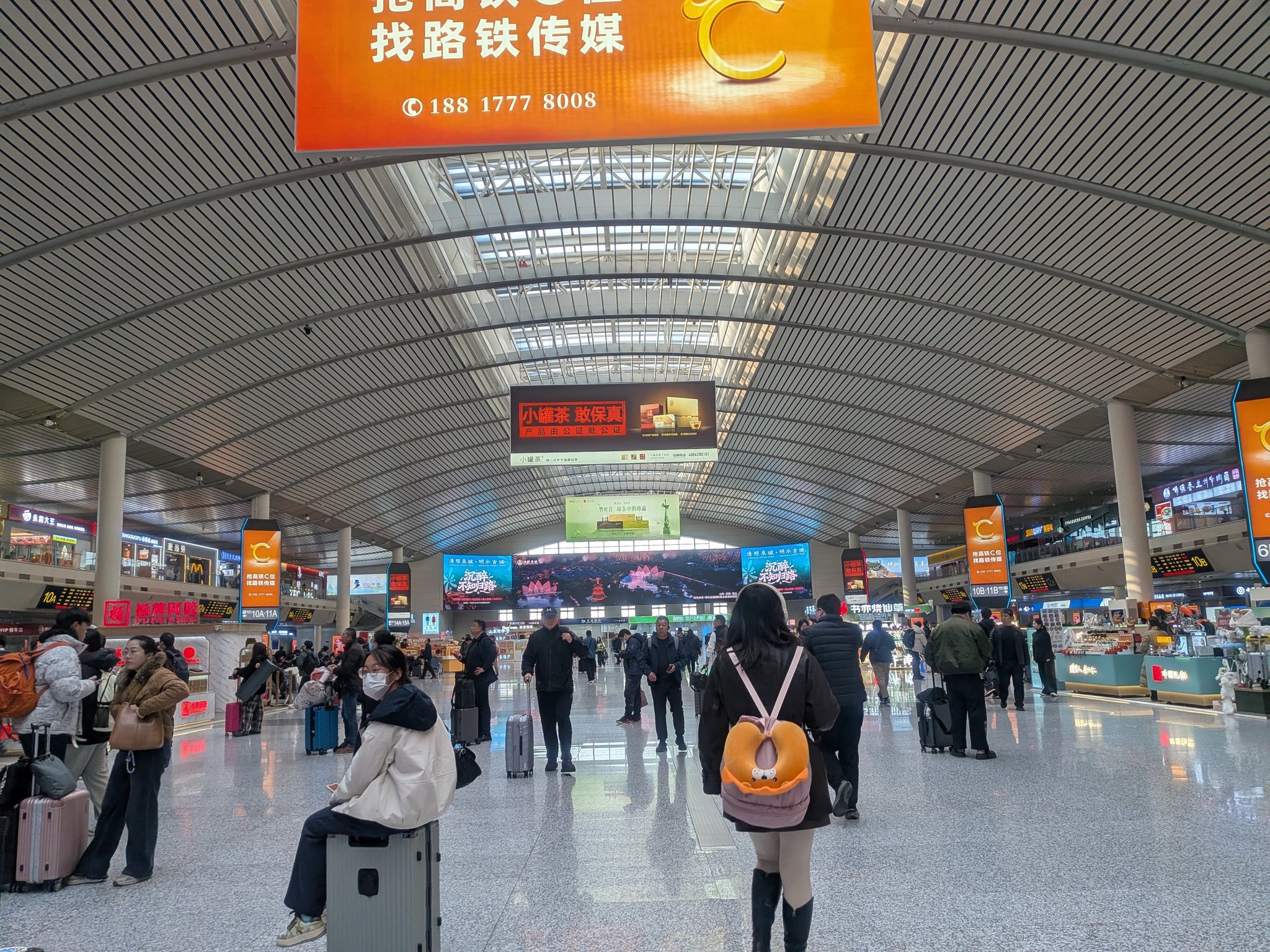 済南西駅の構内