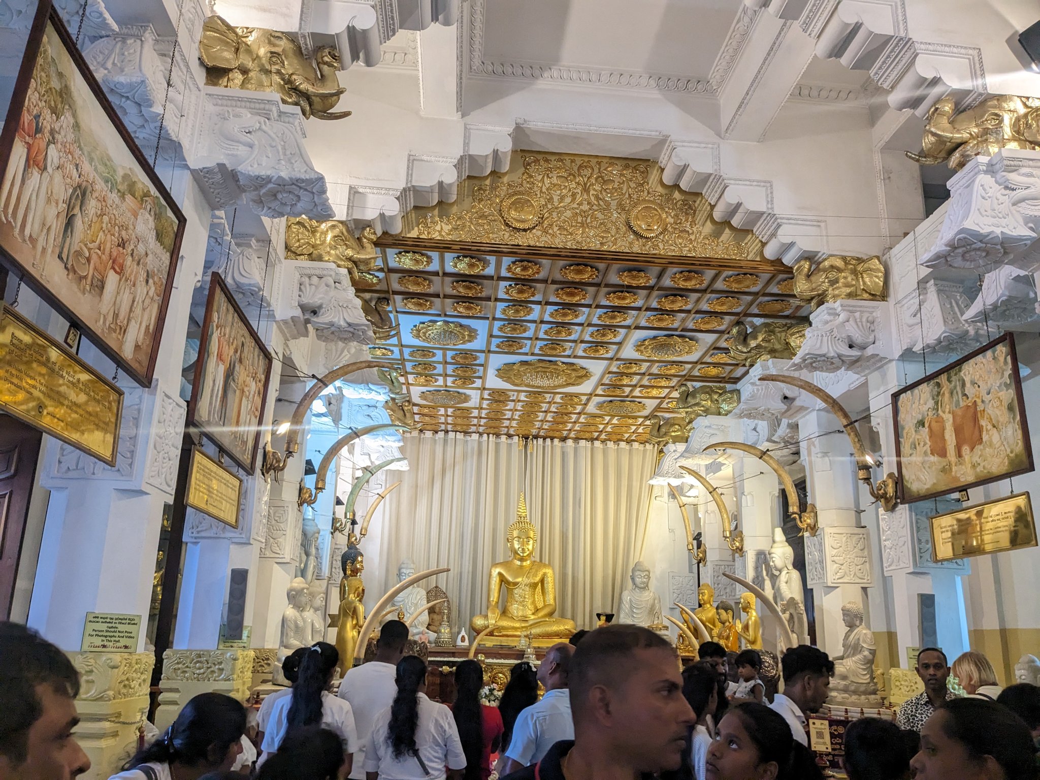 仏歯寺の大広間の黄金の仏像