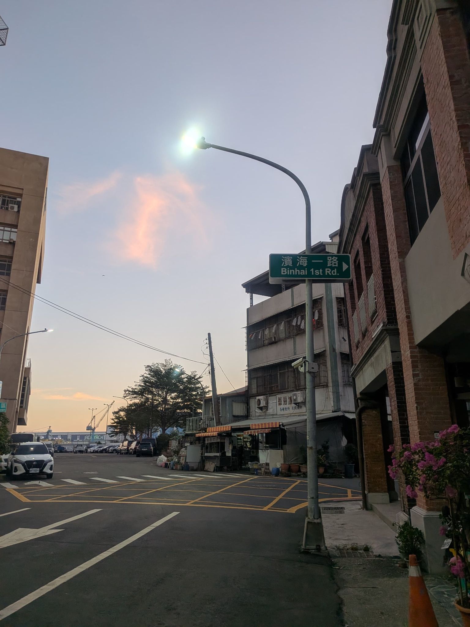夕暮れの哈瑪星の街並み