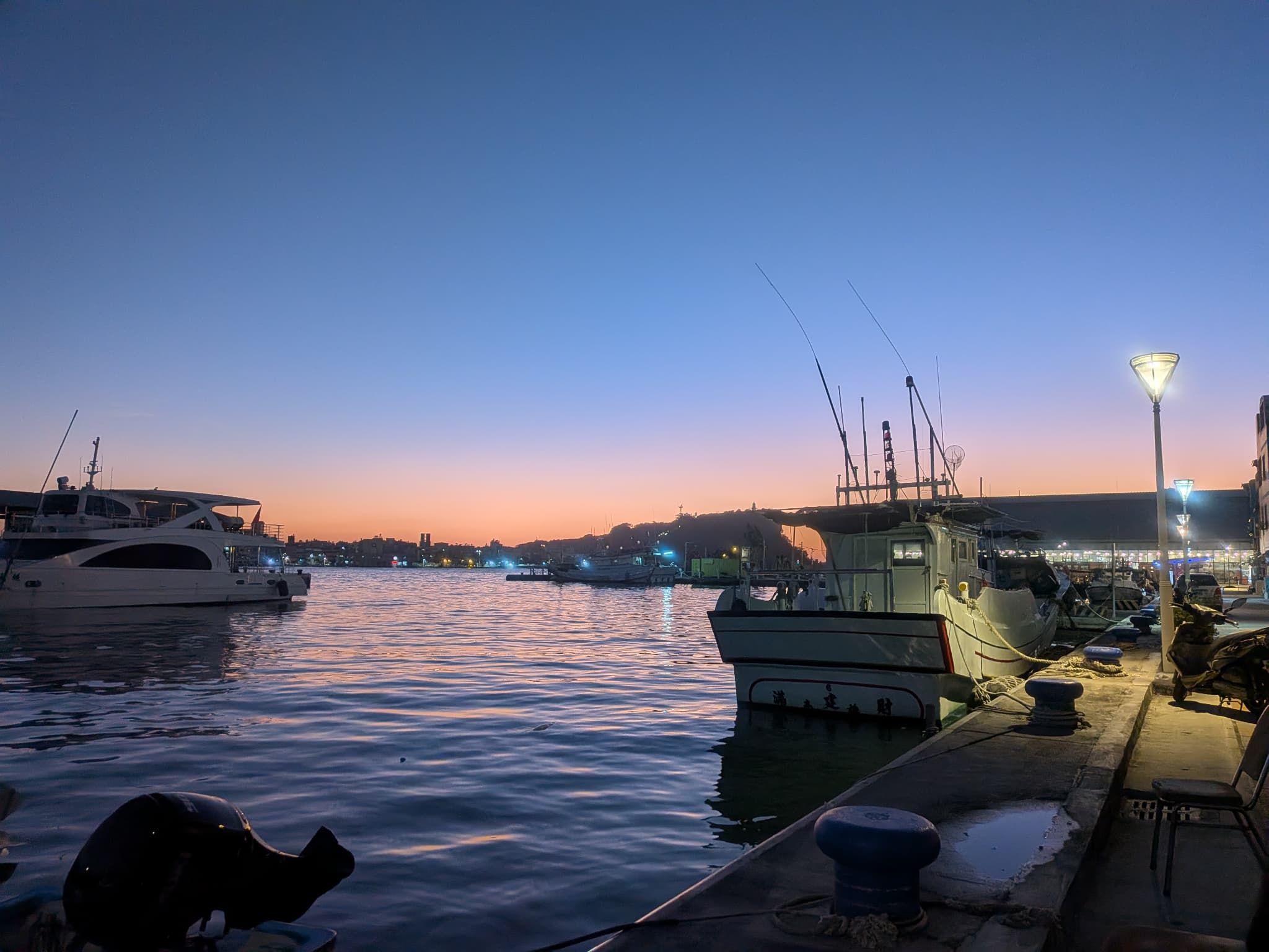 KW2 棧貳庫の前に広がる夕暮れの高雄港