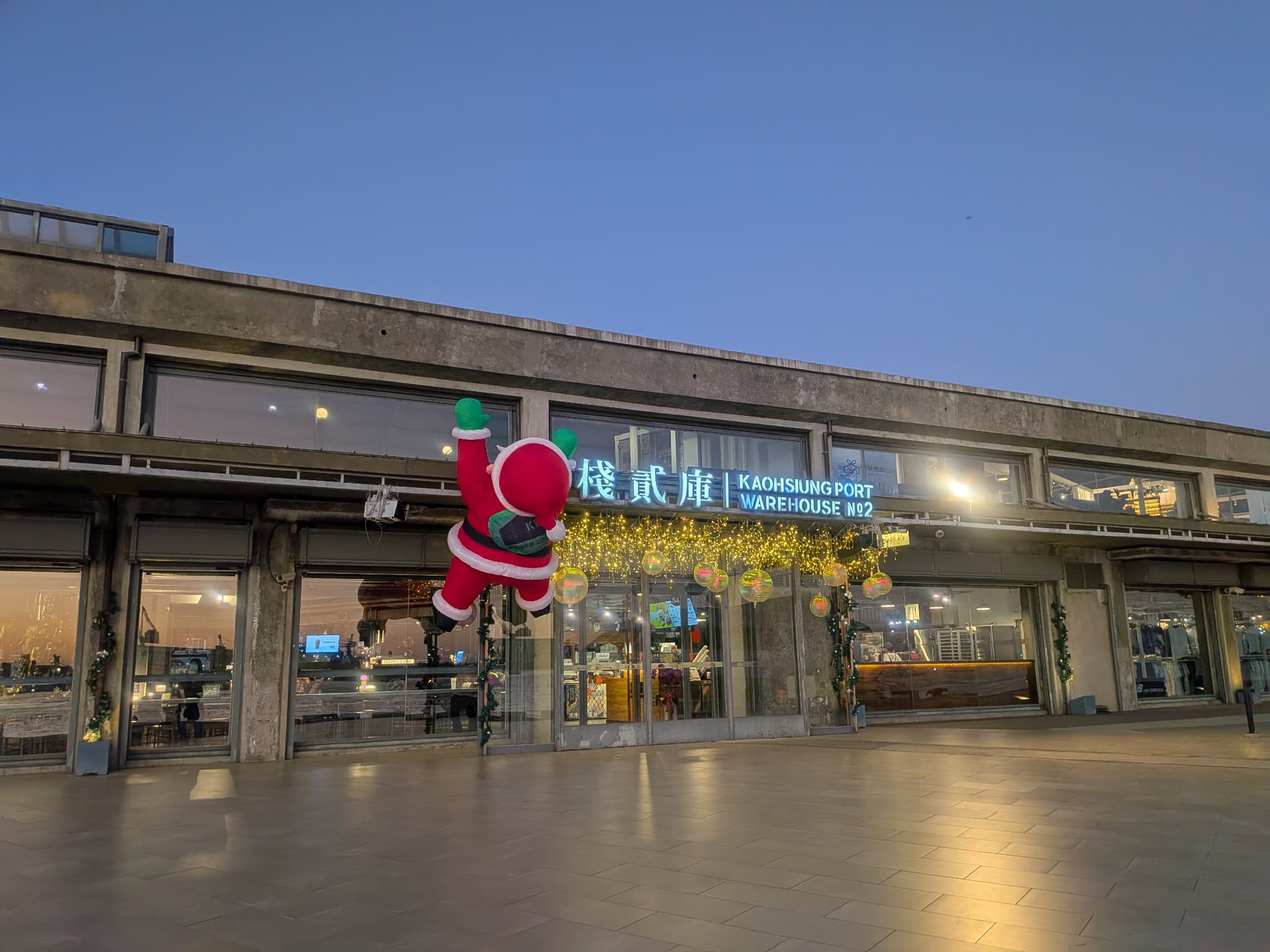 クリスマス飾りの KW2 棧貳庫の外観