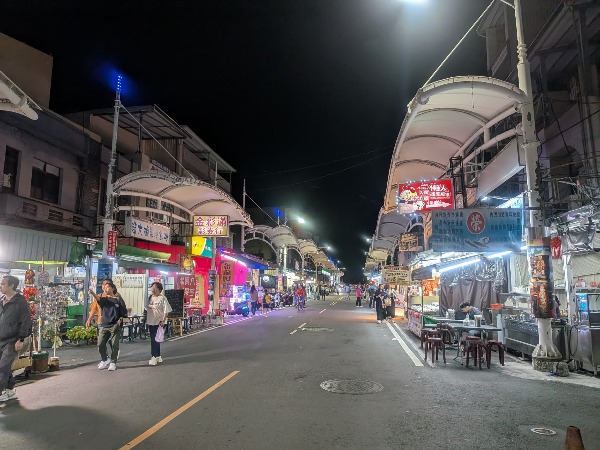 屋台が並ぶ夜の旗津老街