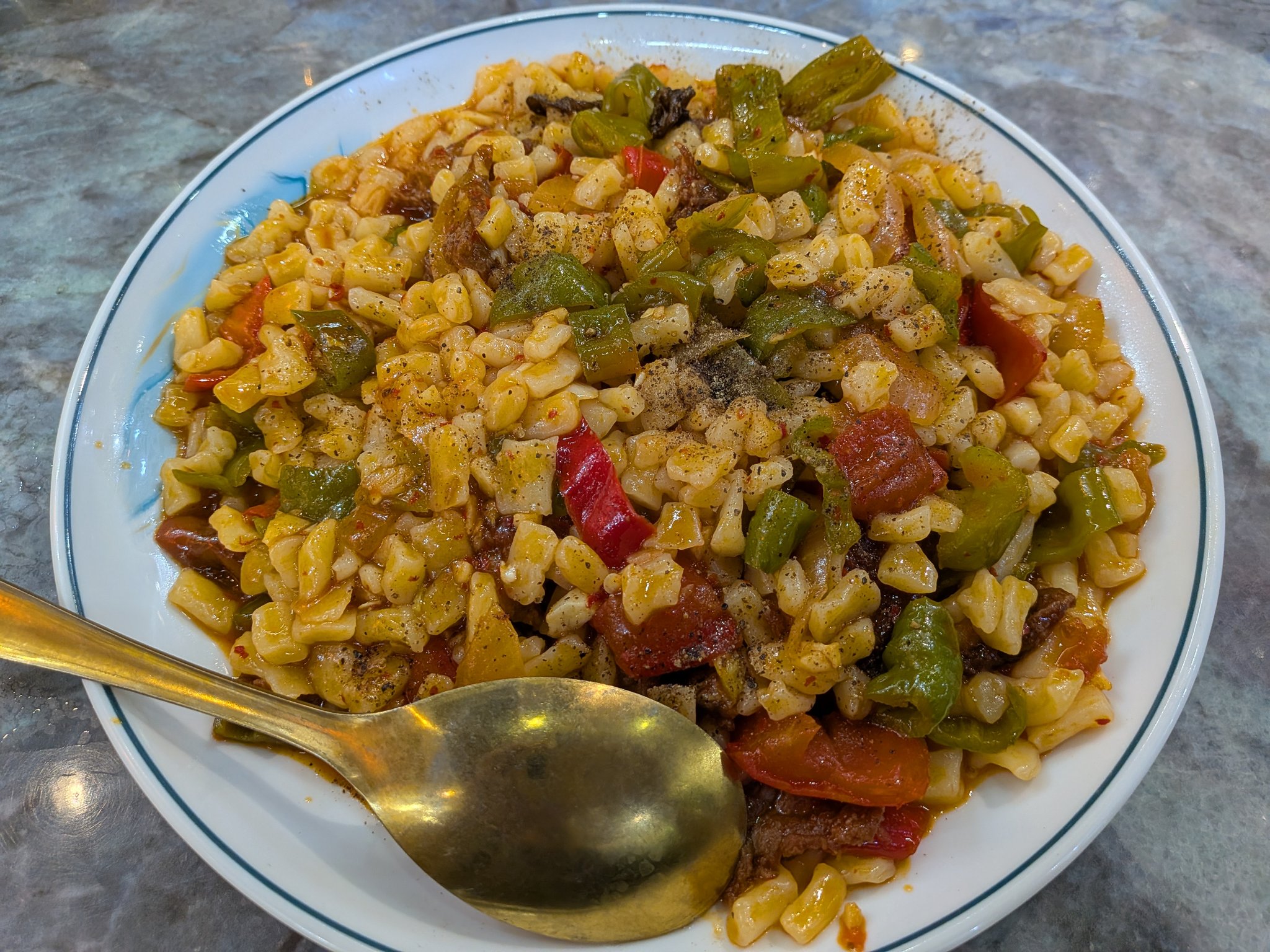 カシュガルの食堂で食べた細かく刻んだ焼きそば