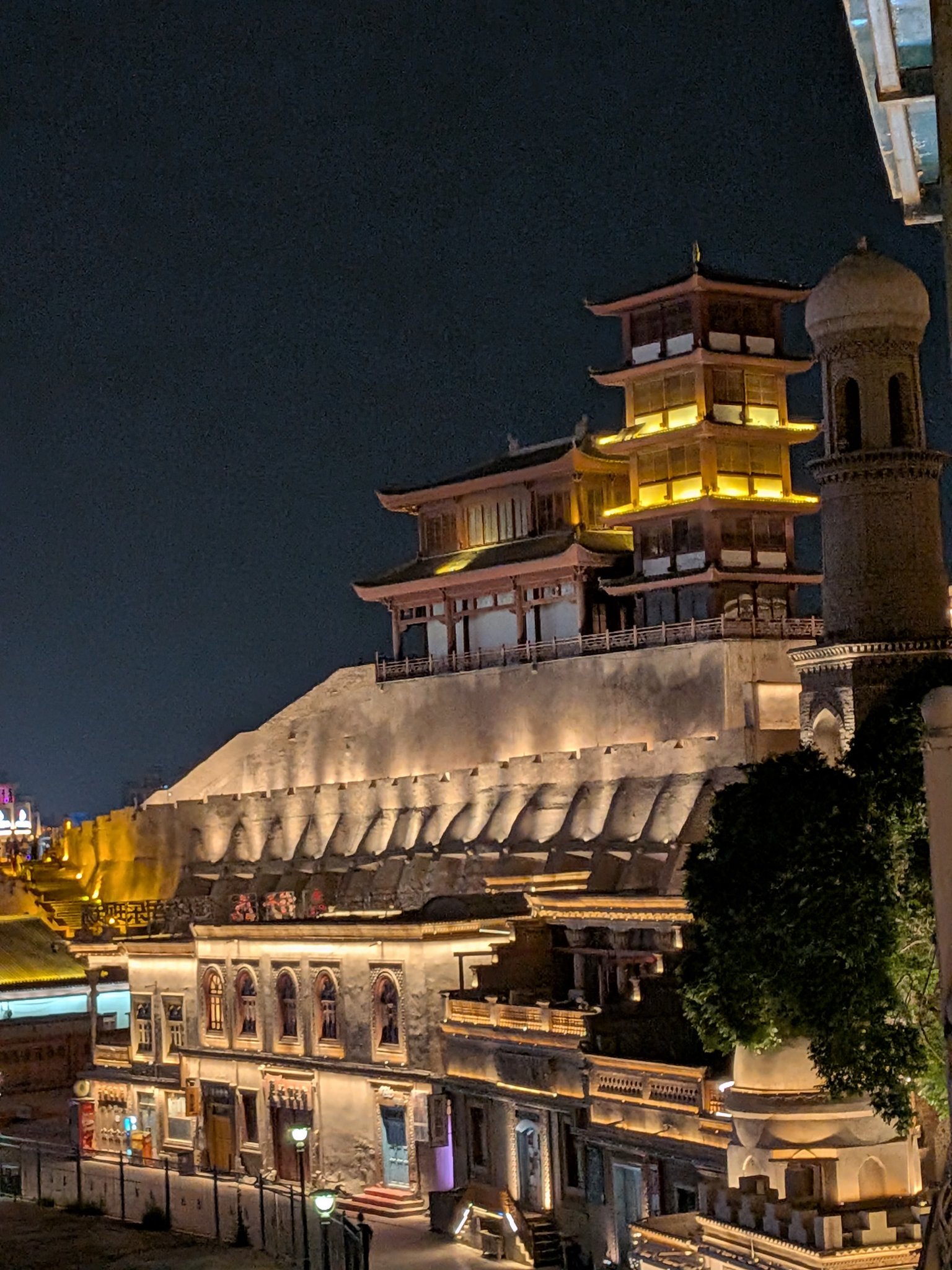 ライトアップされた夜の高台民居